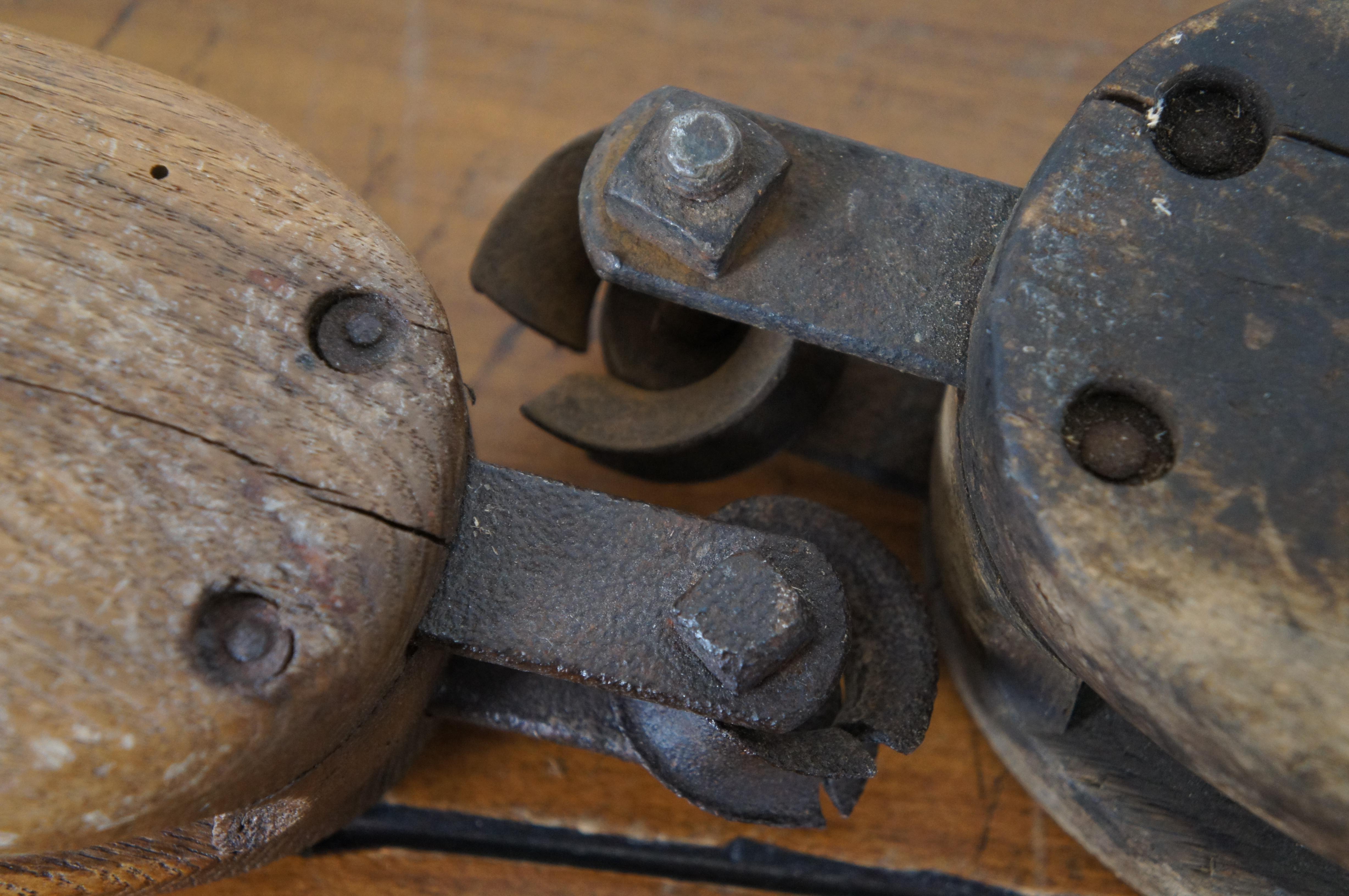 2 antike primitive industrielle Gusseisen- und Holzblock- Pulley-Haken Starline 14