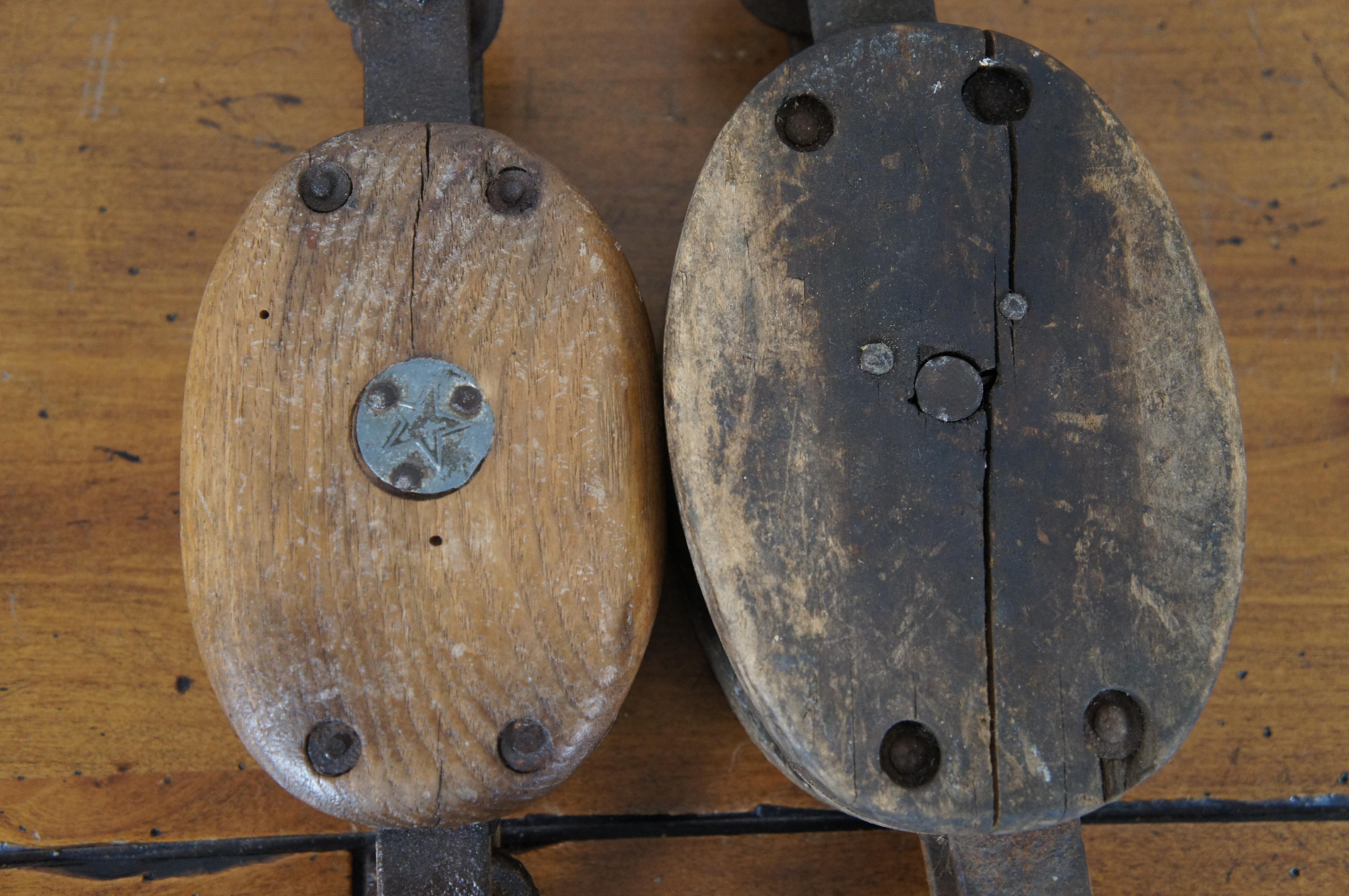2 antike primitive industrielle Gusseisen- und Holzblock- Pulley-Haken Starline 14