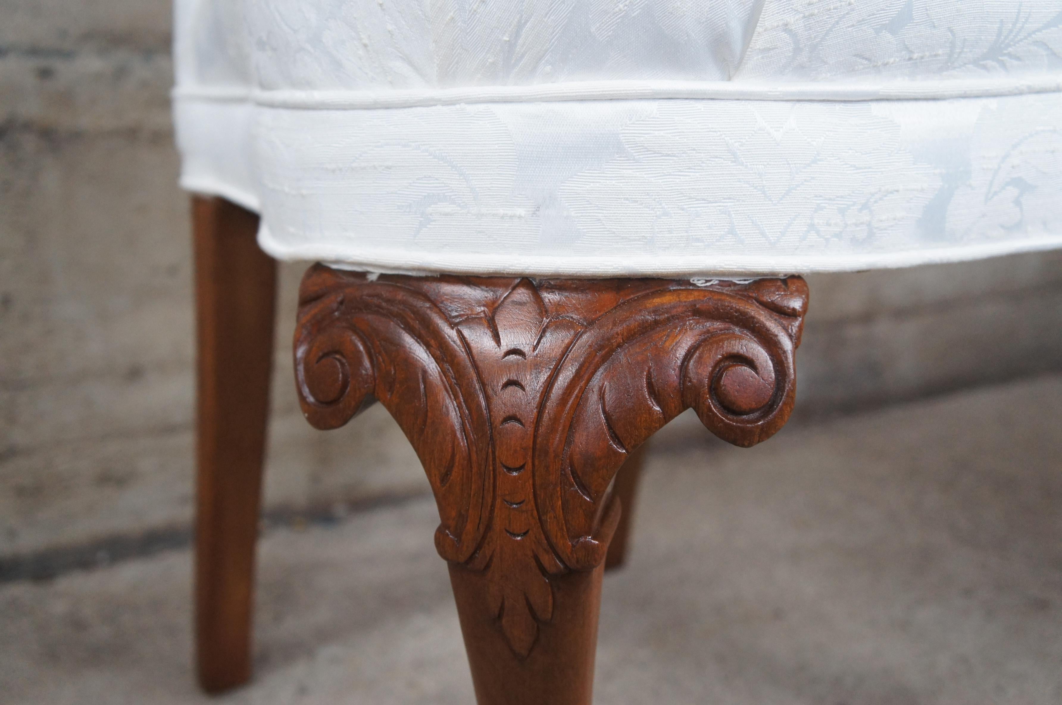Soie 2 Anciennes chaises d'appoint de salle à manger en acajou sculpté de style Queen Anne Brocart de soie en vente