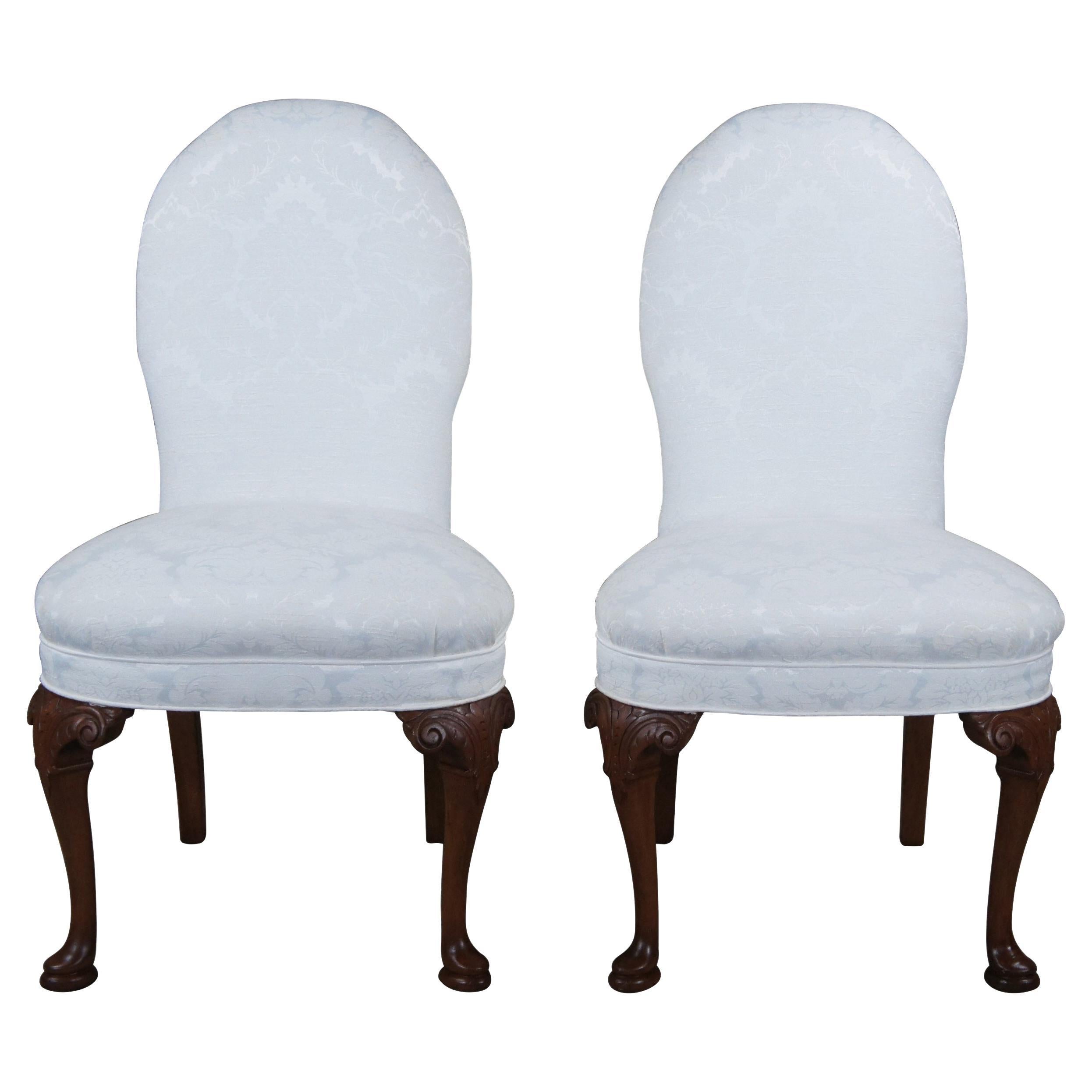 2 Anciennes chaises d'appoint de salle à manger en acajou sculpté de style Queen Anne Brocart de soie en vente