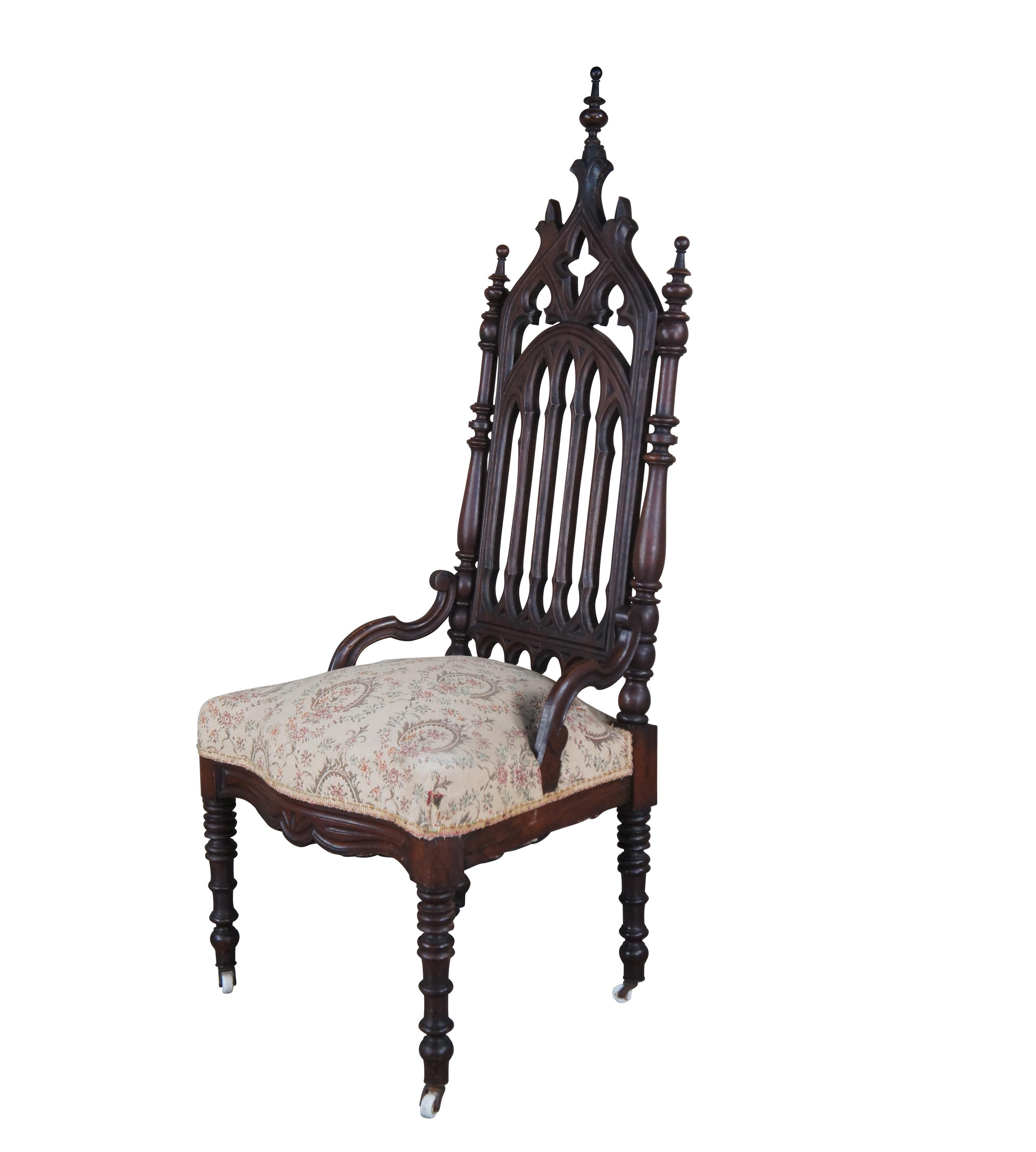 Néo-gothique 2 chaises trônes de salle à manger anciennes en acajou sculpté de style néo-gothique de la Renaissance en vente