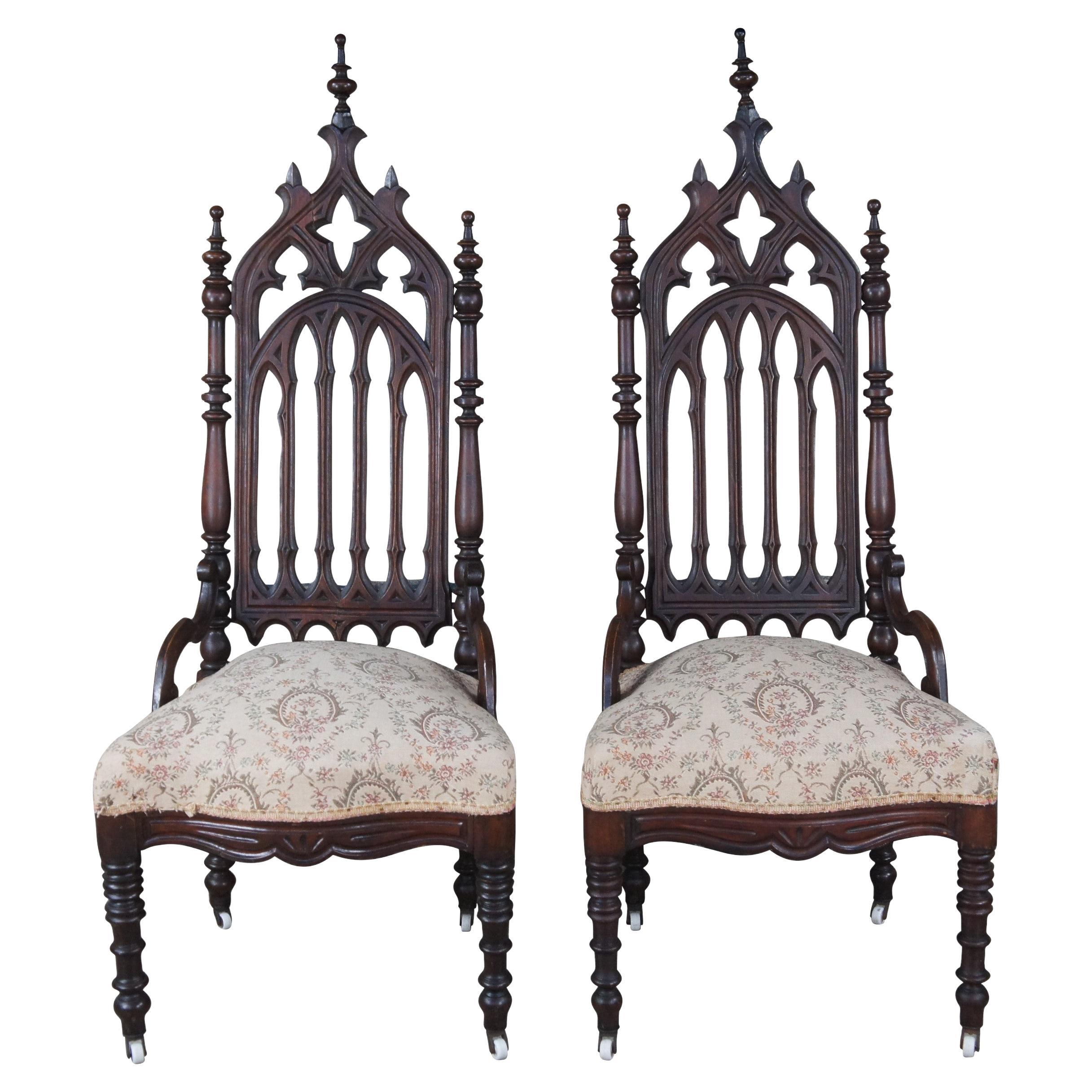 2 chaises trônes de salle à manger anciennes en acajou sculpté de style néo-gothique de la Renaissance
