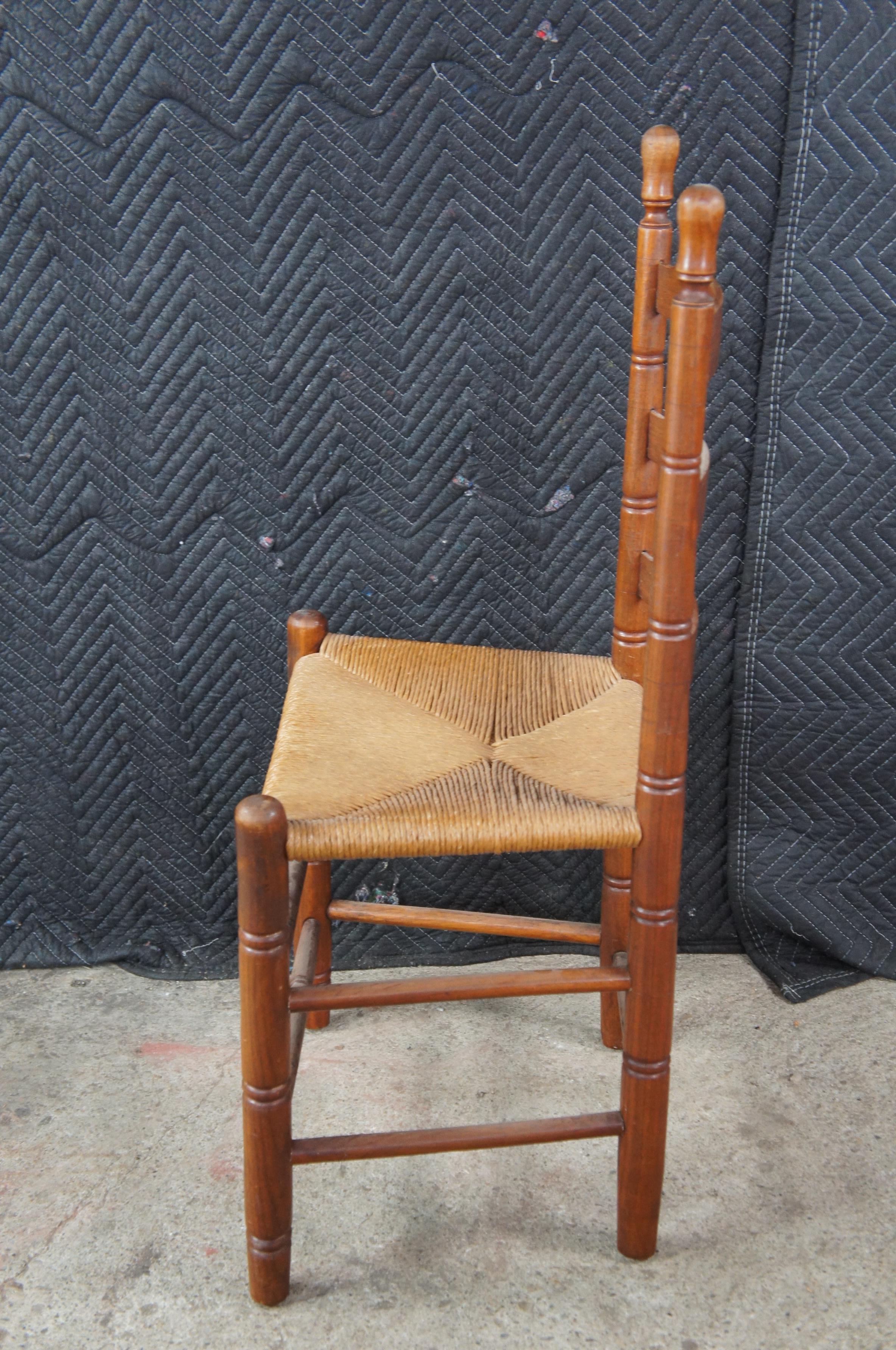 2 Sillas auxiliares de comedor antiguas de caoba estilo Shaker Style con respaldo de escalera Asiento de junco en venta 4