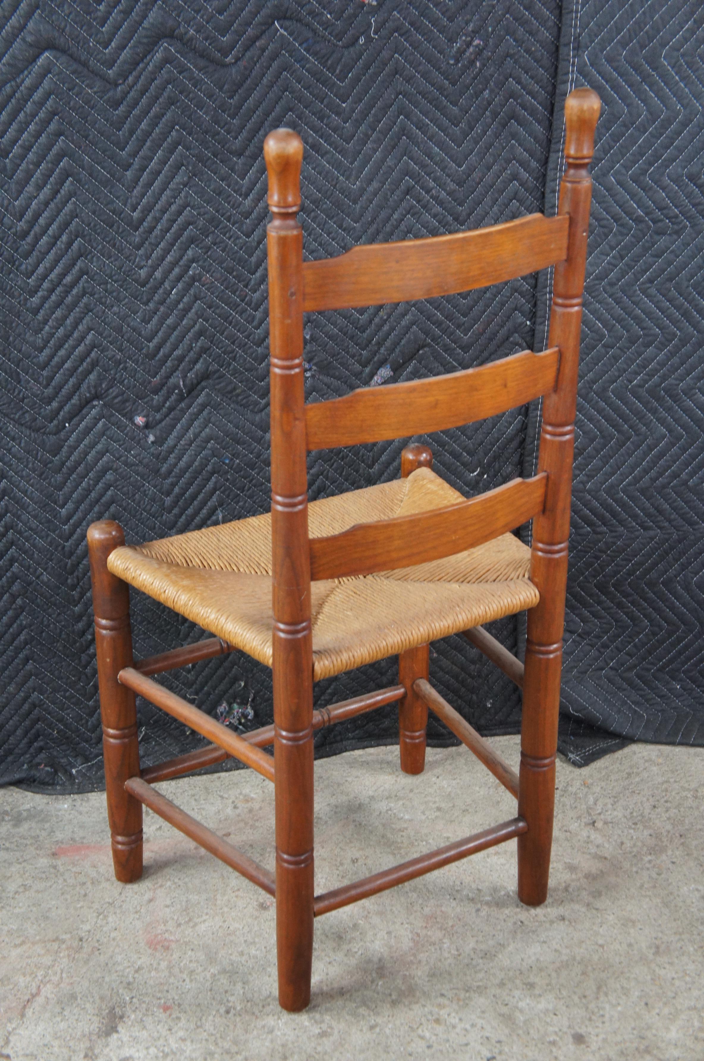 2 Sillas auxiliares de comedor antiguas de caoba estilo Shaker Style con respaldo de escalera Asiento de junco en venta 5