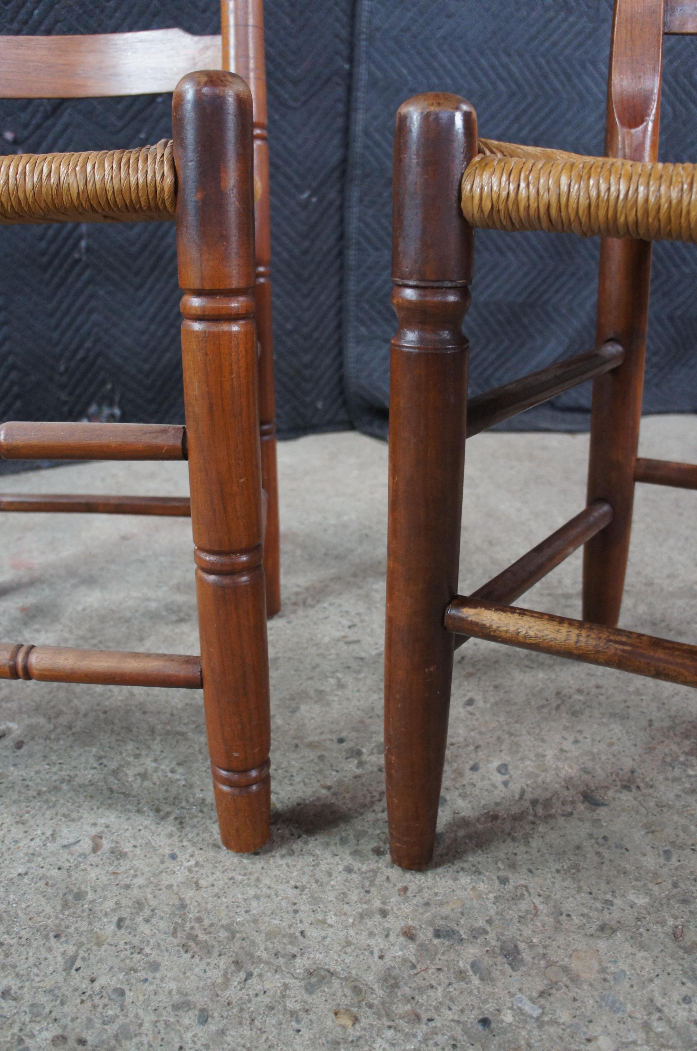 2 Sillas auxiliares de comedor antiguas de caoba estilo Shaker Style con respaldo de escalera Asiento de junco en venta 6