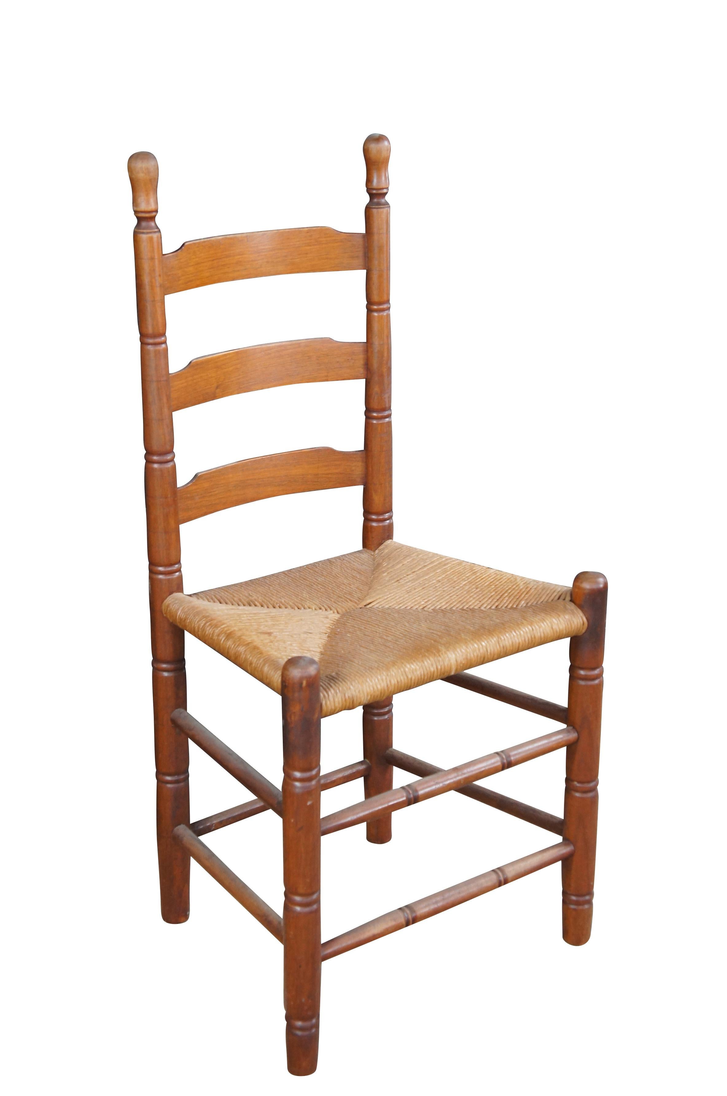 2 sillas laterales antiguas de estilo Shaker Style.  Conjunto desparejado con diferentes estilos de respaldo en escalera.  De caoba con asiento de junco sobre patas torneadas.

Dimensiones:
19,5