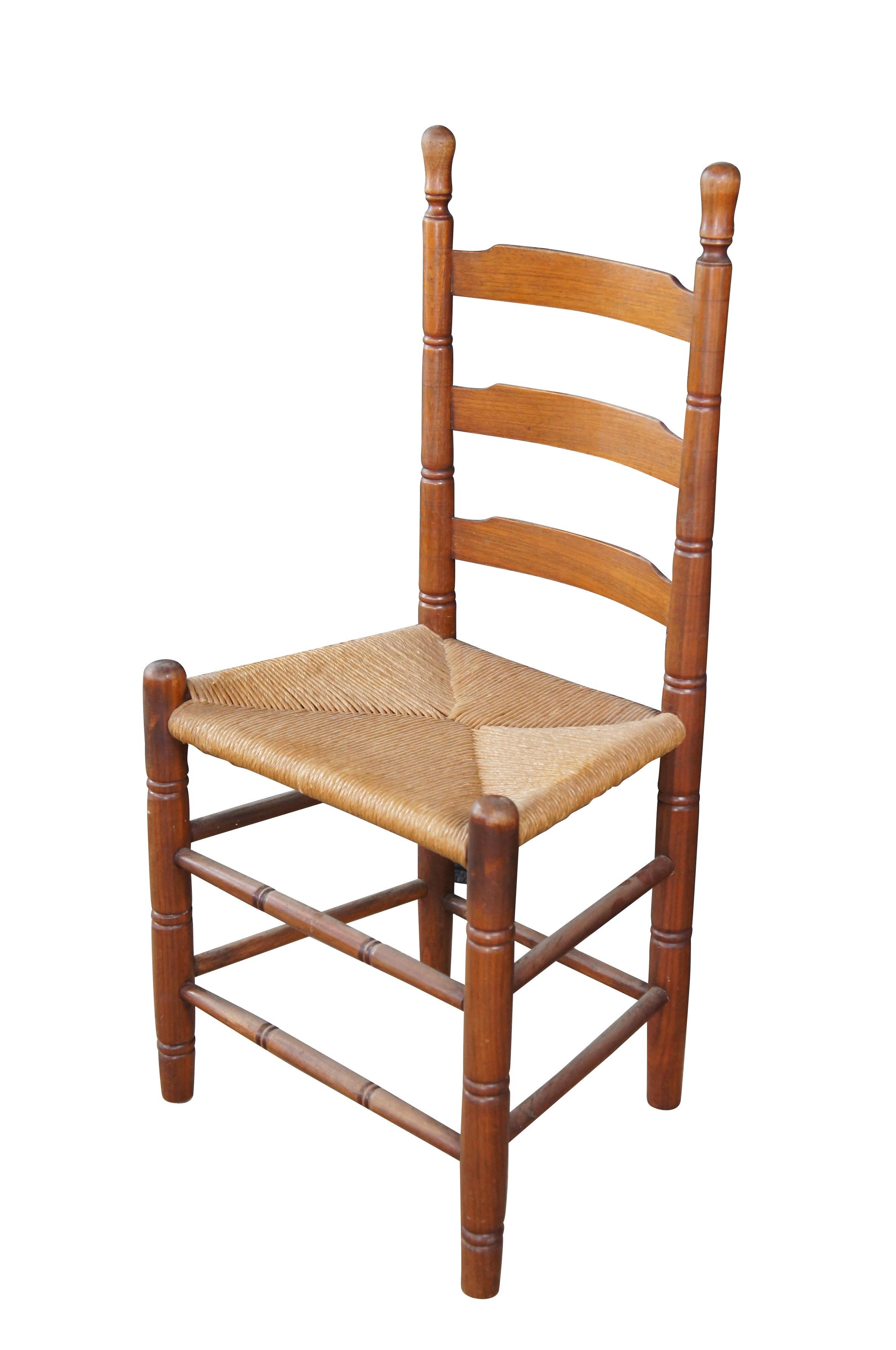 2 Sillas auxiliares de comedor antiguas de caoba estilo Shaker Style con respaldo de escalera Asiento de junco Estadounidense en venta