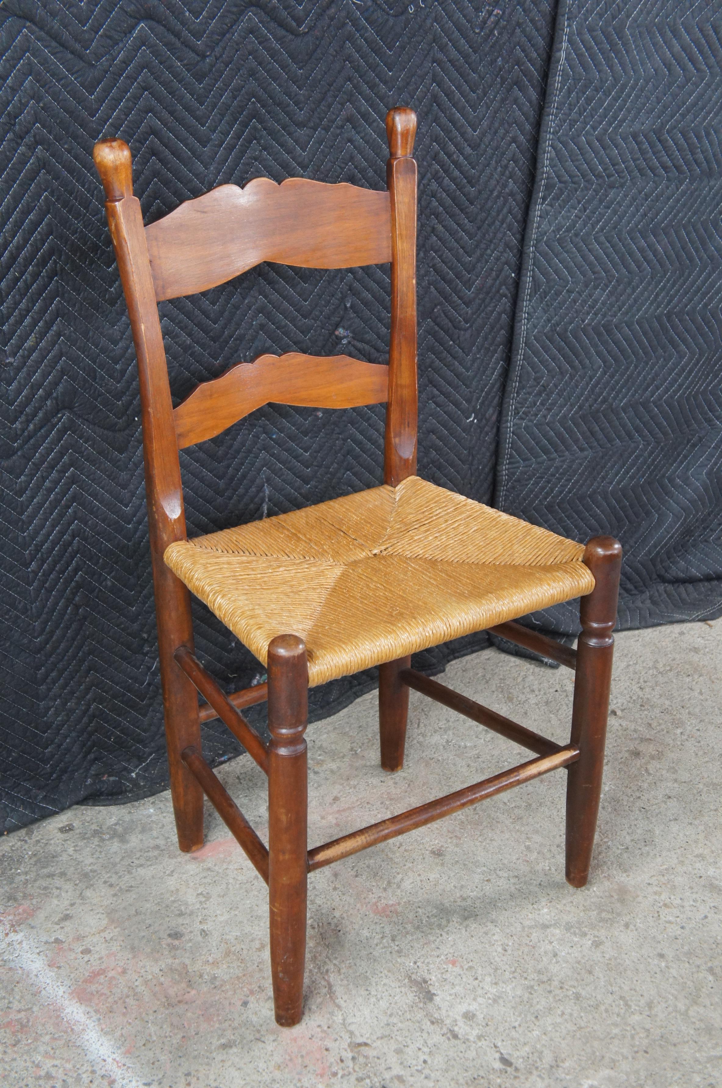 2 Sillas auxiliares de comedor antiguas de caoba estilo Shaker Style con respaldo de escalera Asiento de junco siglo XX en venta