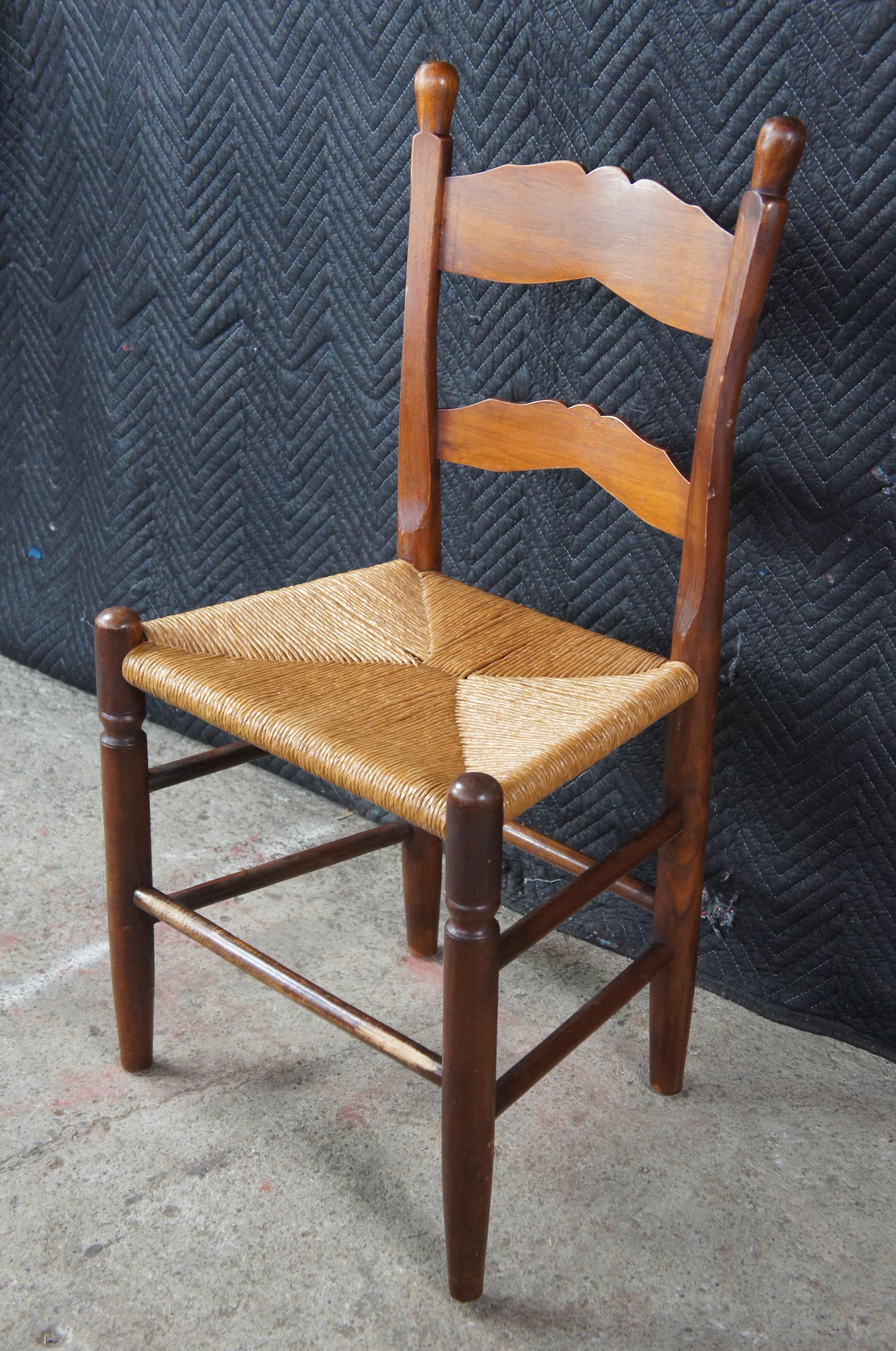 2 Sillas auxiliares de comedor antiguas de caoba estilo Shaker Style con respaldo de escalera Asiento de junco Ratán en venta