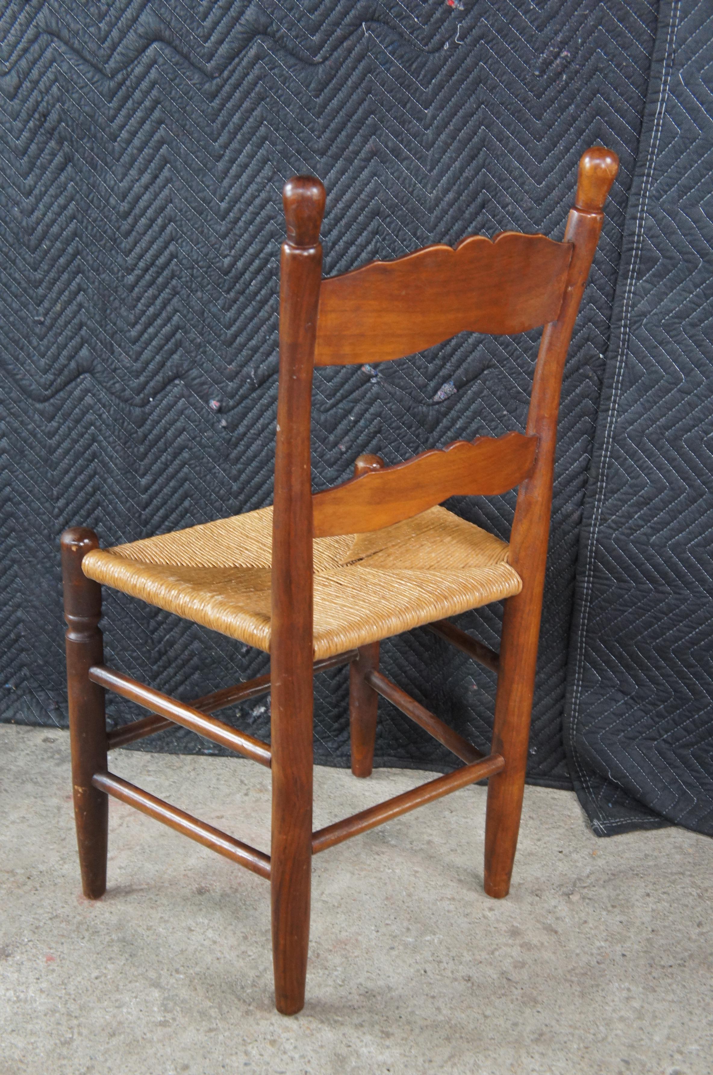 2 Sillas auxiliares de comedor antiguas de caoba estilo Shaker Style con respaldo de escalera Asiento de junco en venta 2