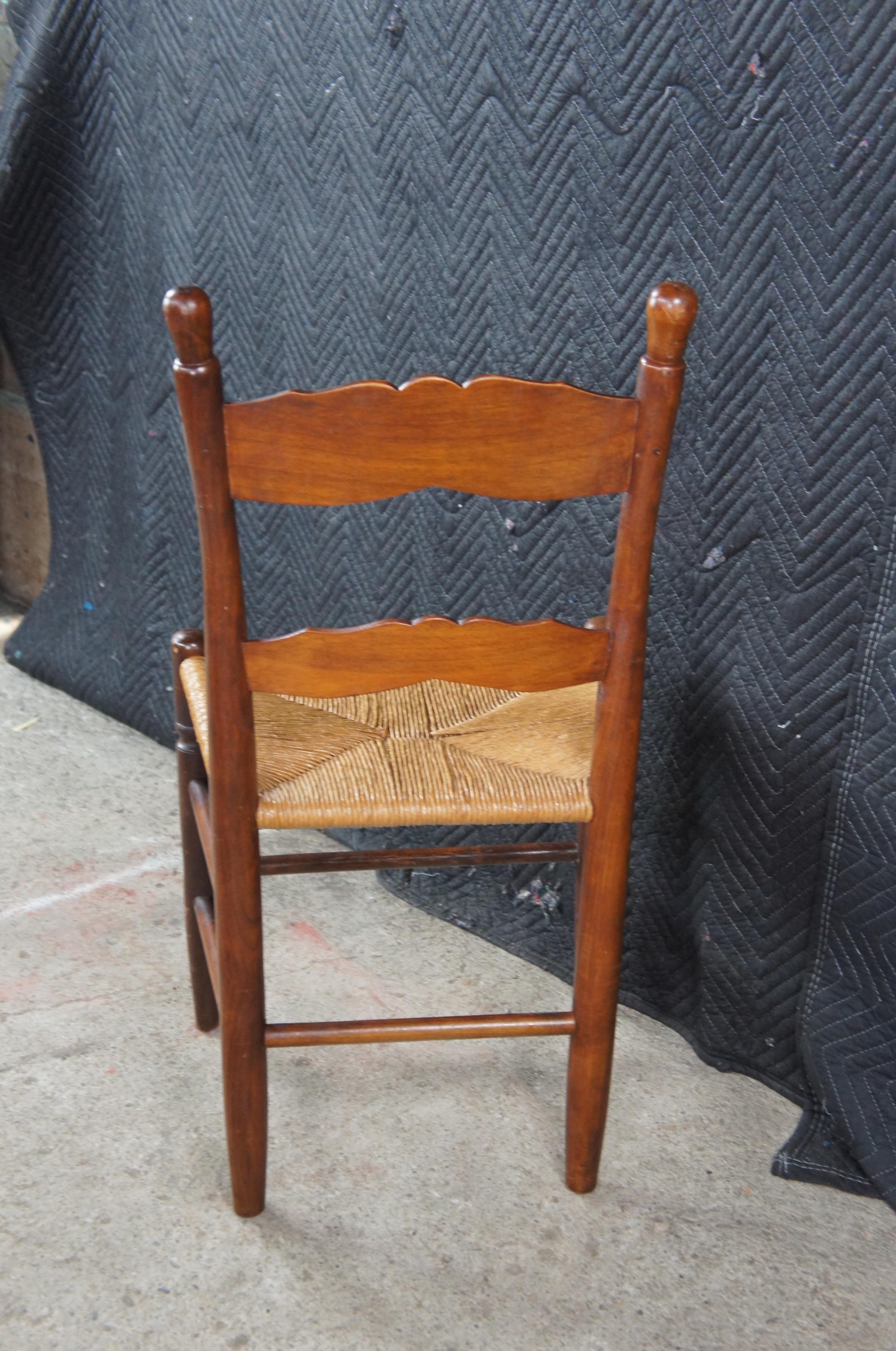 2 Sillas auxiliares de comedor antiguas de caoba estilo Shaker Style con respaldo de escalera Asiento de junco en venta 3