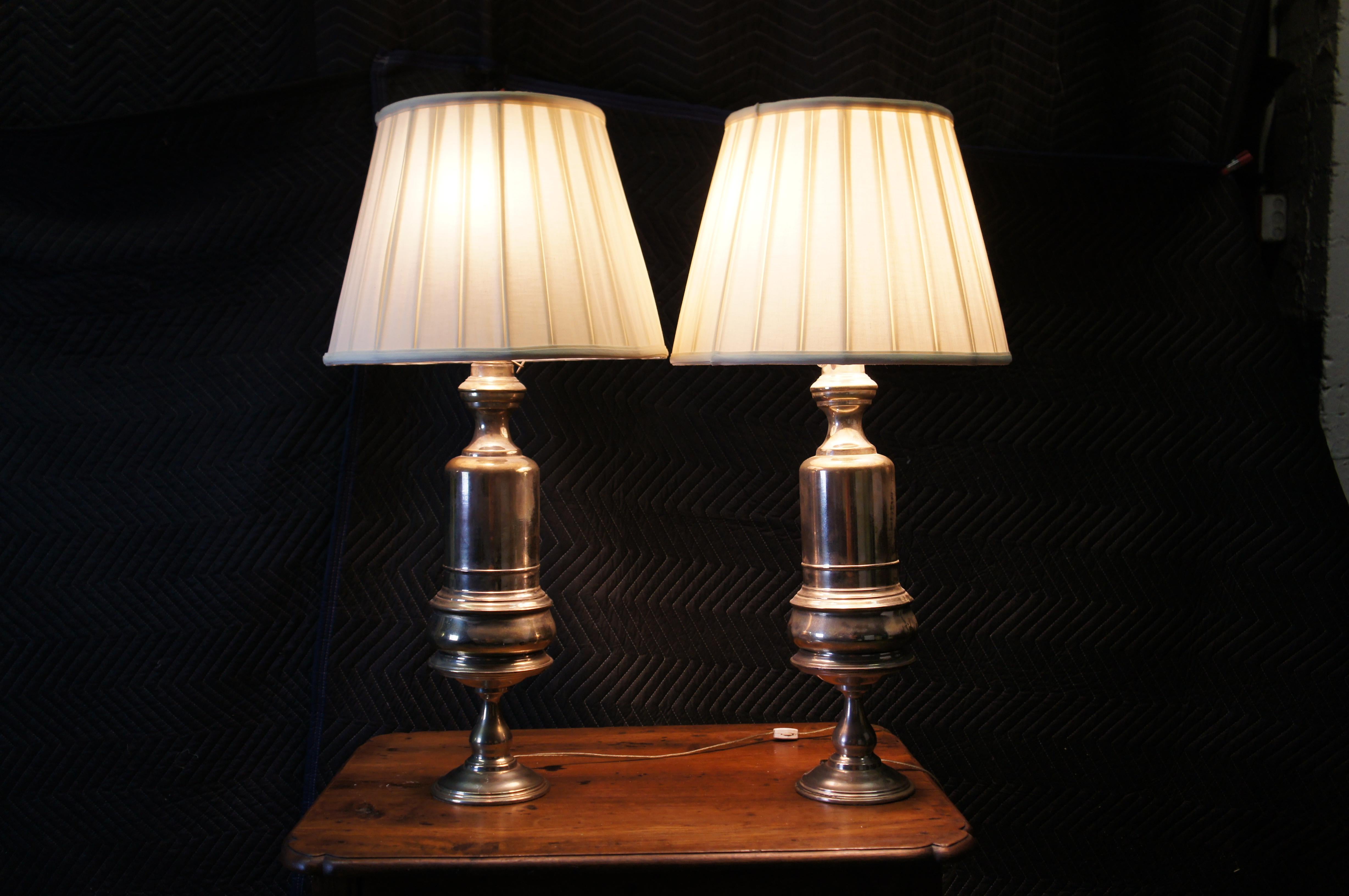 2 lampes à huile converties en urne de cheminée en métal argenté 31 pouces en vente 6
