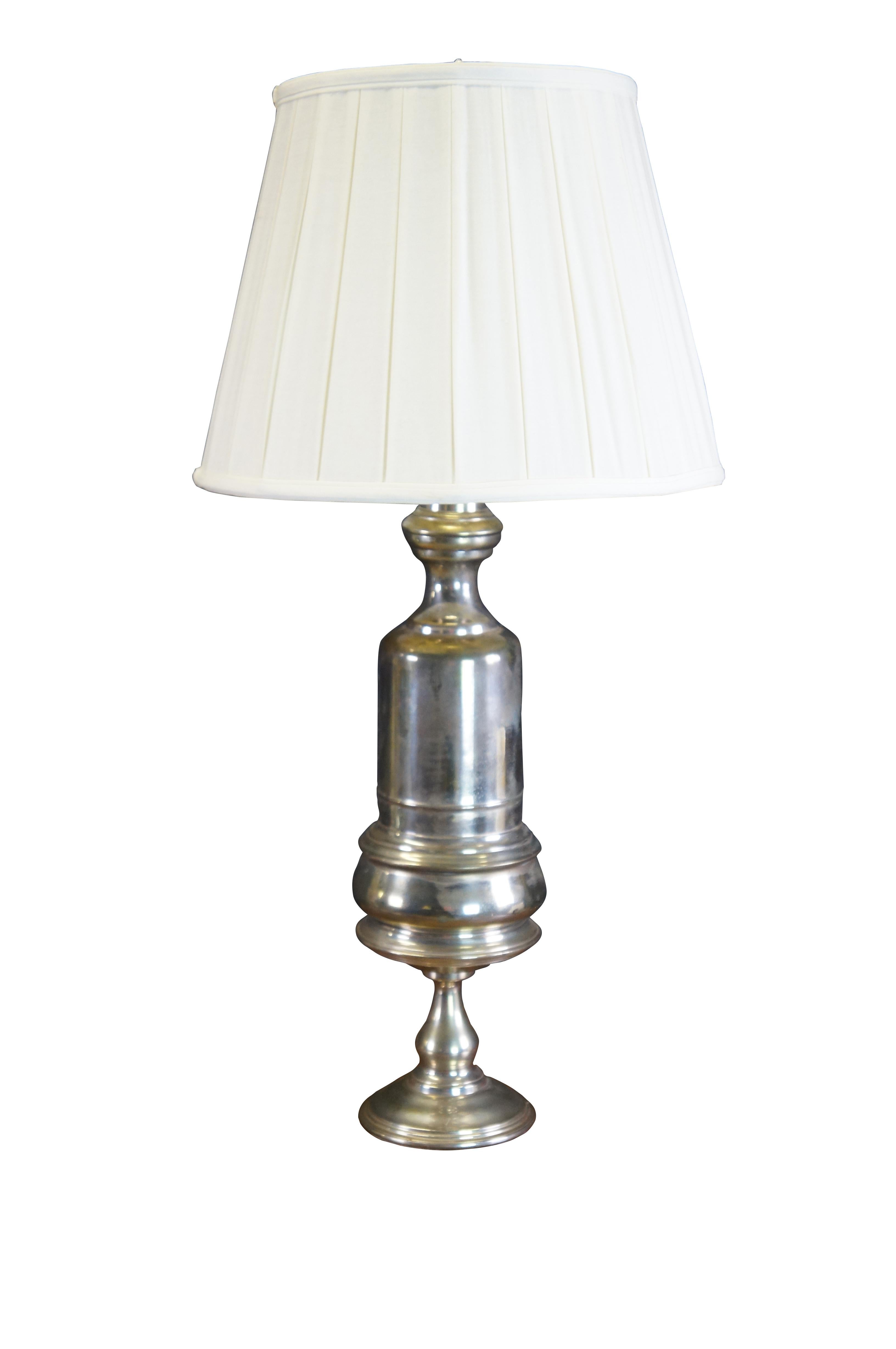 Victorien 2 lampes à huile converties en urne de cheminée en métal argenté 31 pouces en vente