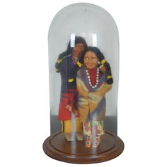 2 antike Skookum Bully Good Native American Dolls in Bards Dome Glasgefäß