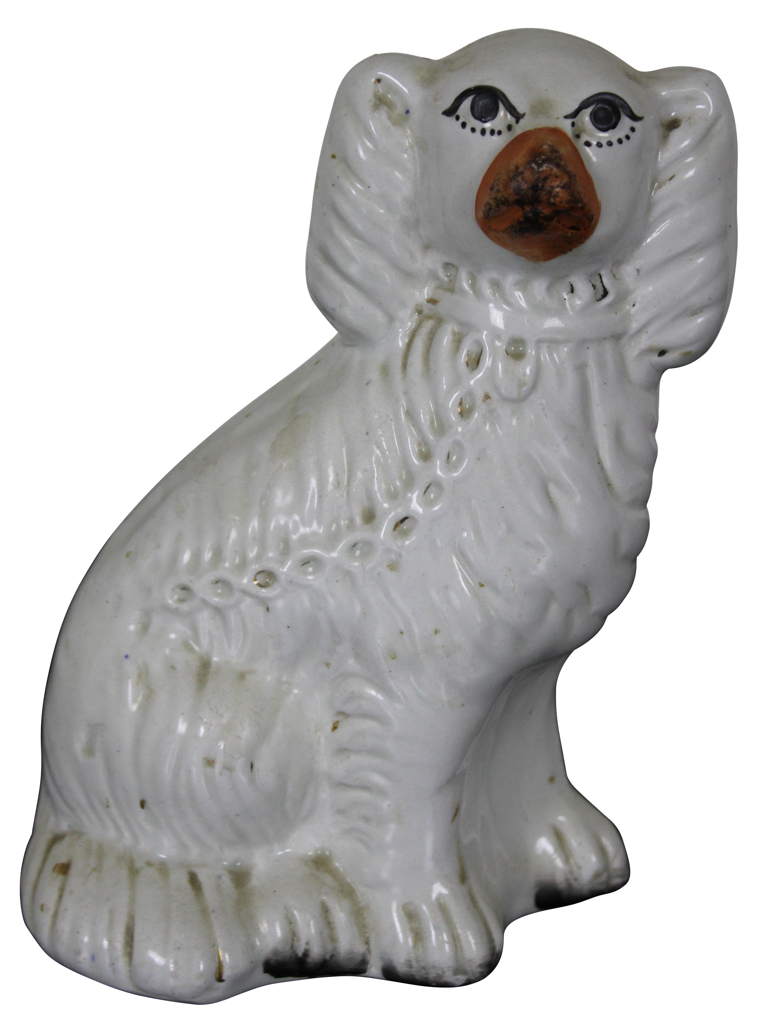 Victorien 2 figurines anciennes de chiens muraux en porcelaine Staffordshire en forme d'épagneul en vente