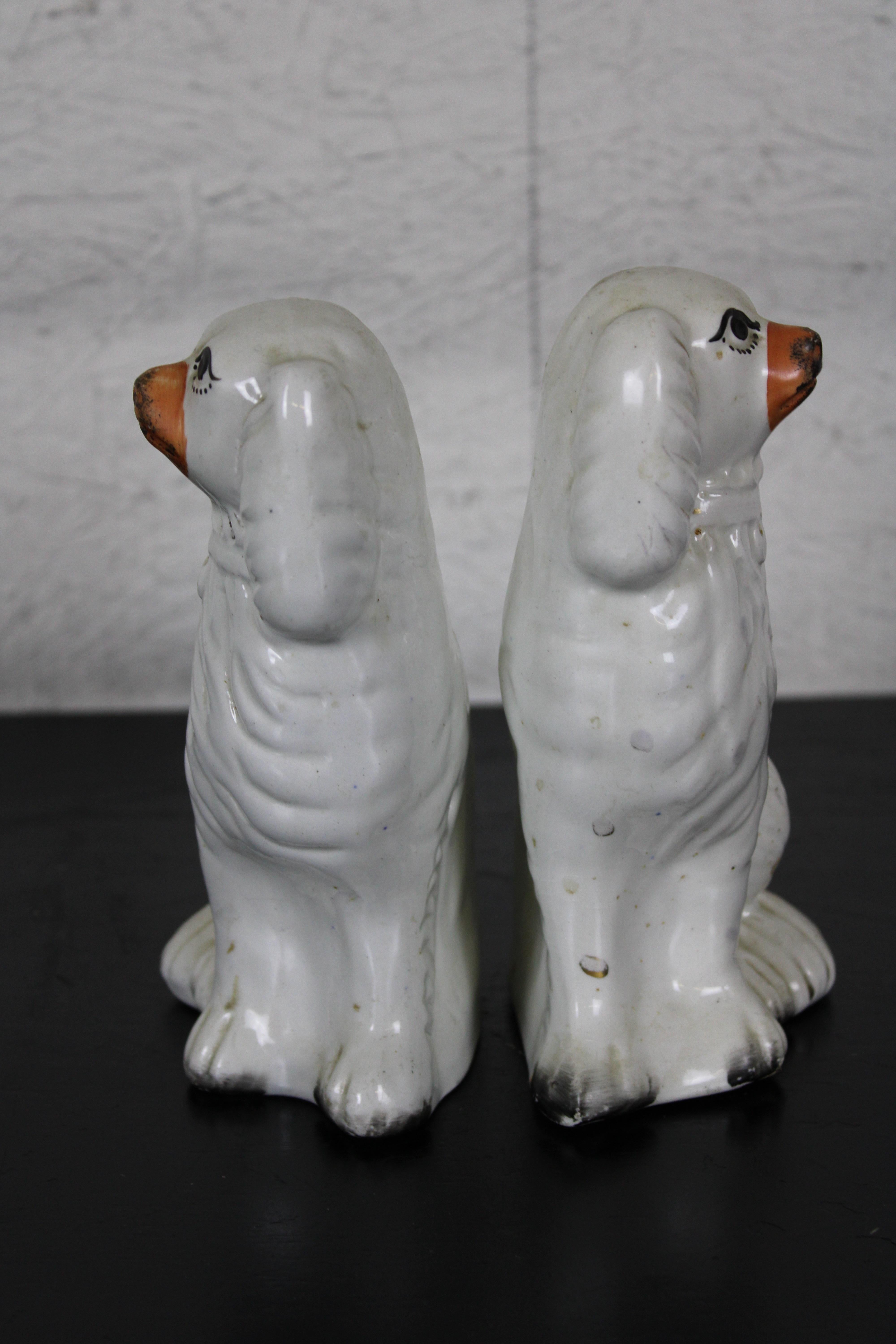 2 figurines anciennes de chiens muraux en porcelaine Staffordshire en forme d'épagneul Bon état - En vente à Dayton, OH