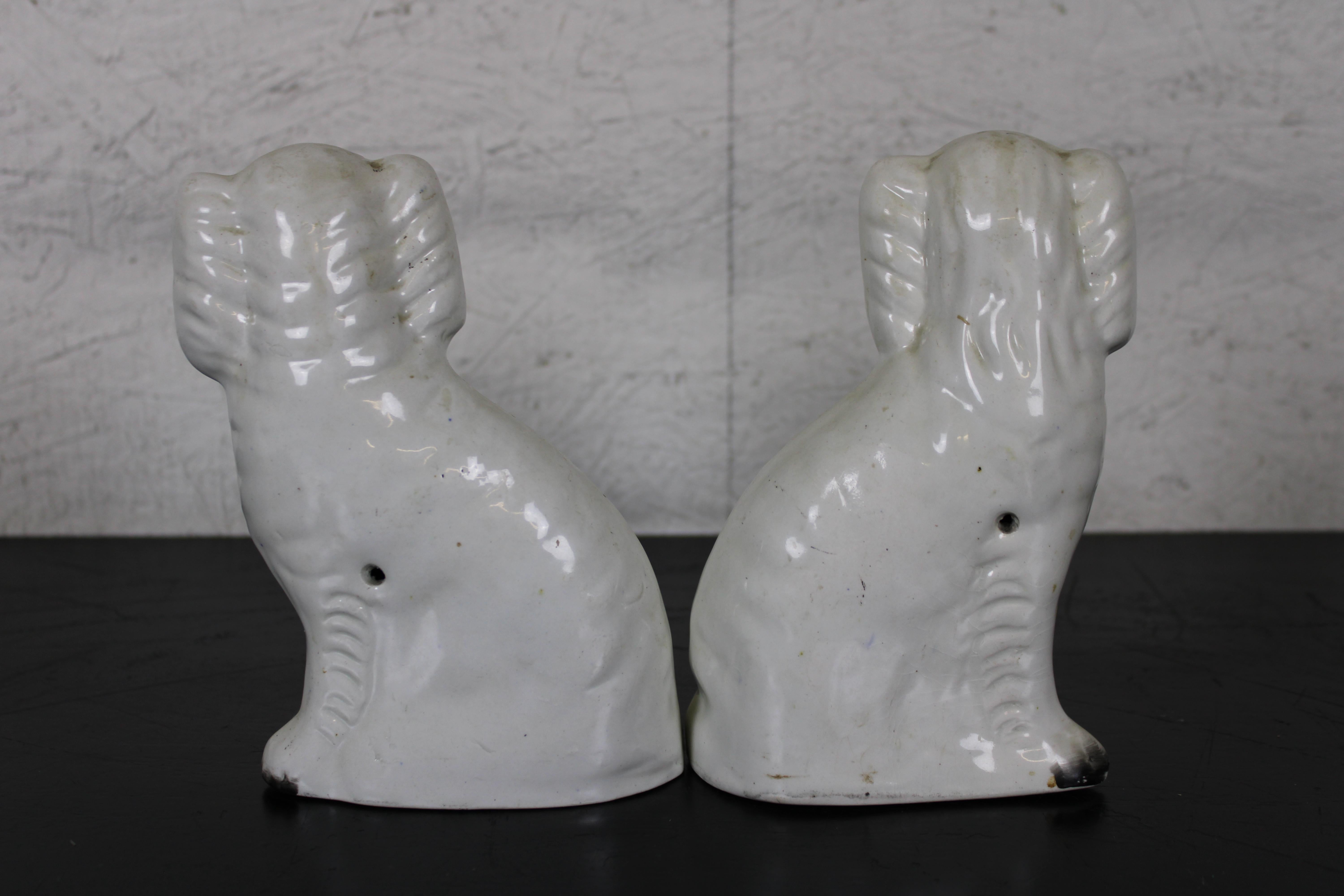 XIXe siècle 2 figurines anciennes de chiens muraux en porcelaine Staffordshire en forme d'épagneul en vente