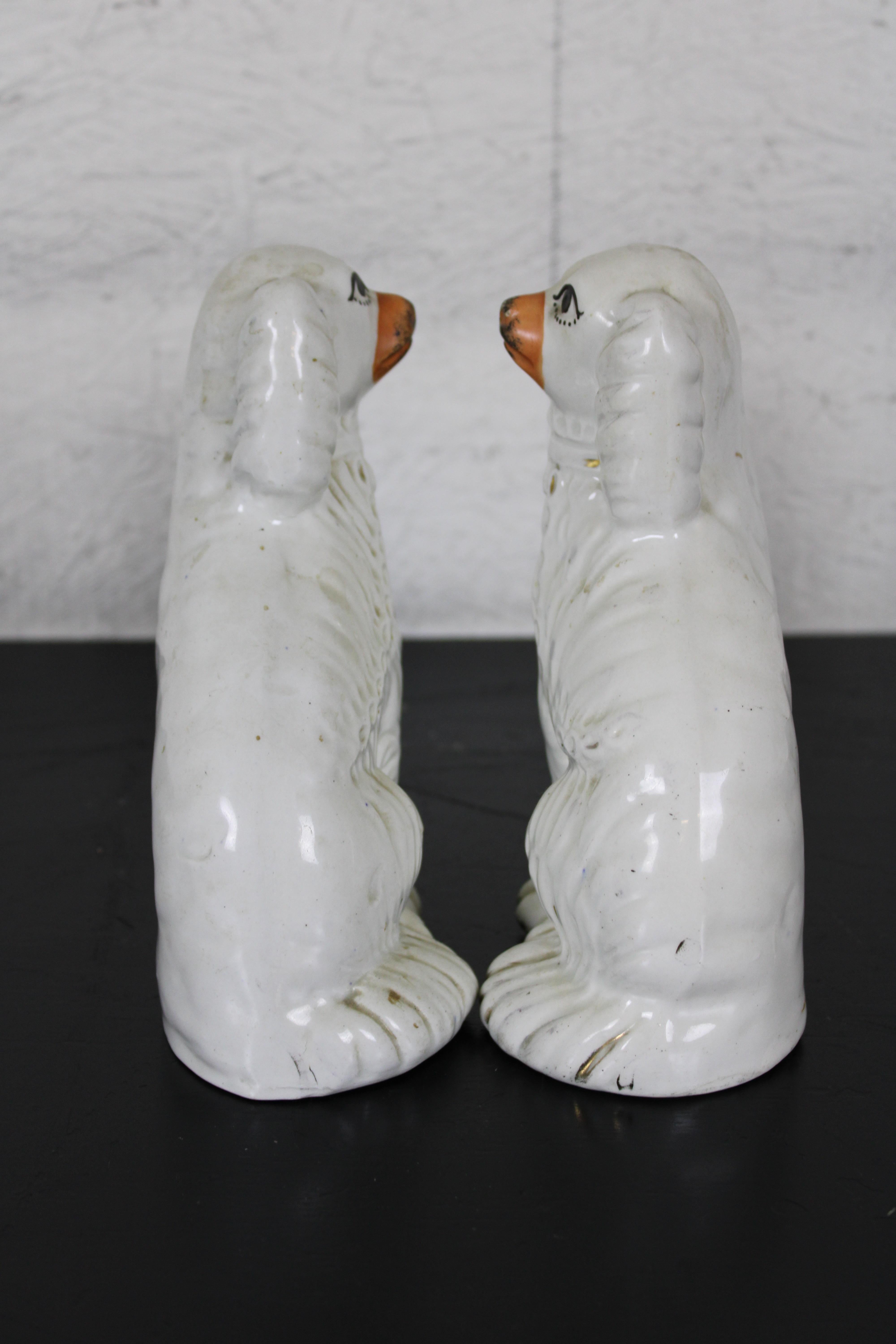 Porcelaine 2 figurines anciennes de chiens muraux en porcelaine Staffordshire en forme d'épagneul en vente