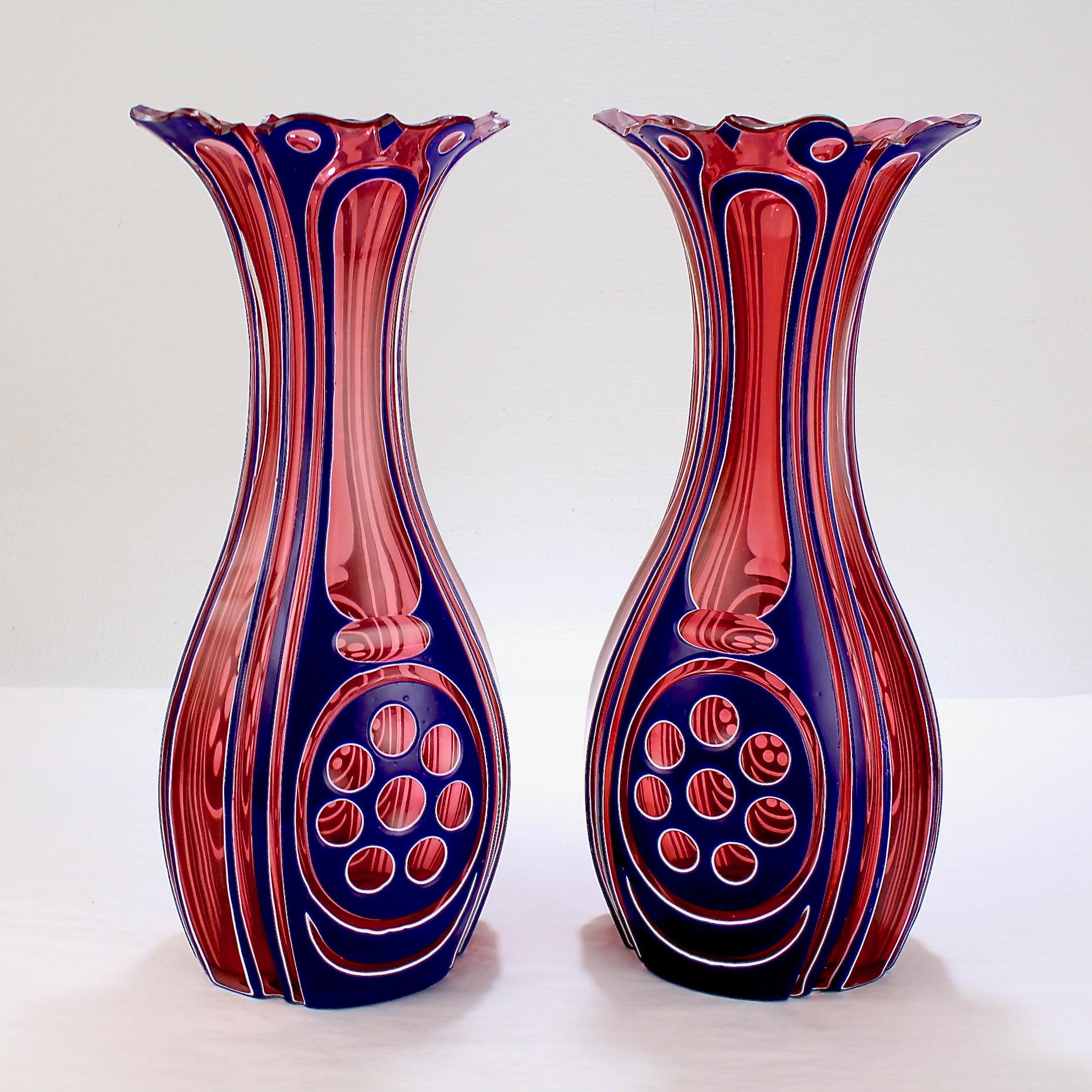 2 antike Vasen aus böhmischem geschliffenem Glas mit dreifarbigem blauem, weißem und Preiselbeerfarbenem Überzug (Böhmisch) im Angebot