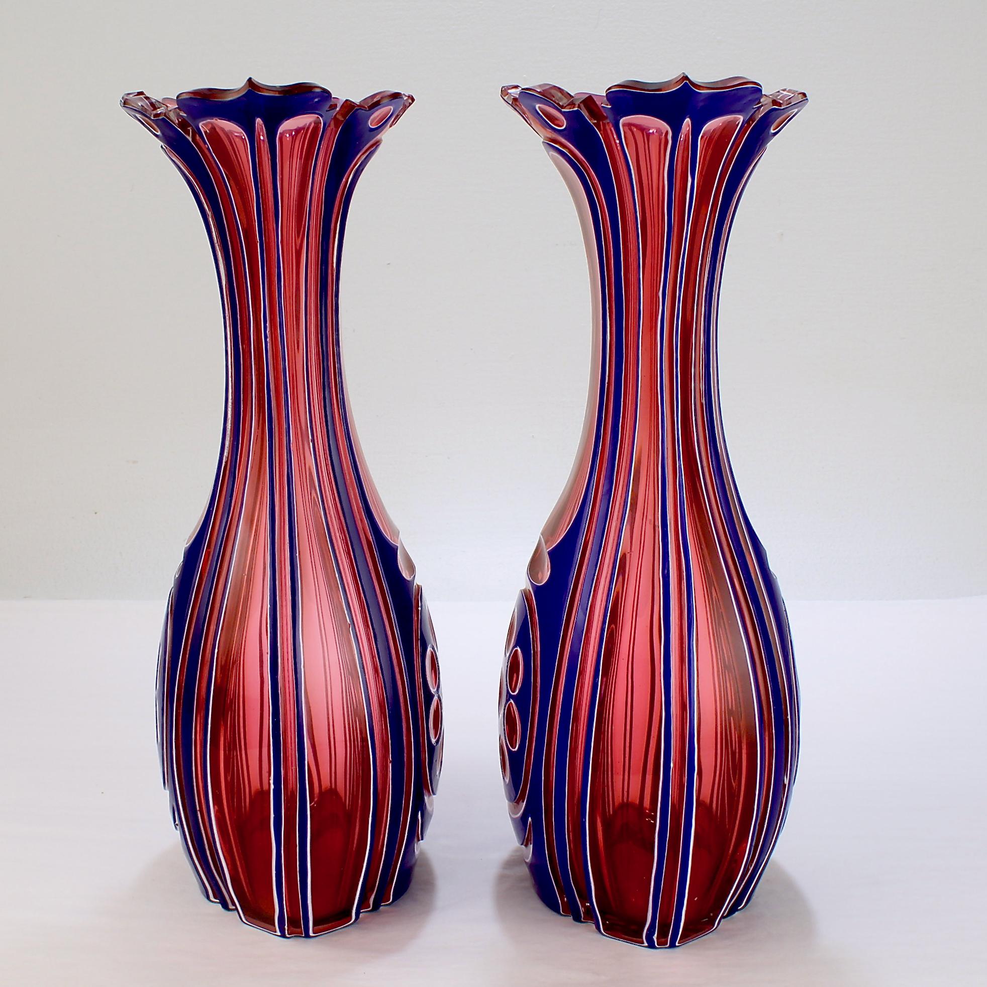 2 antike Vasen aus böhmischem geschliffenem Glas mit dreifarbigem blauem, weißem und Preiselbeerfarbenem Überzug (19. Jahrhundert) im Angebot