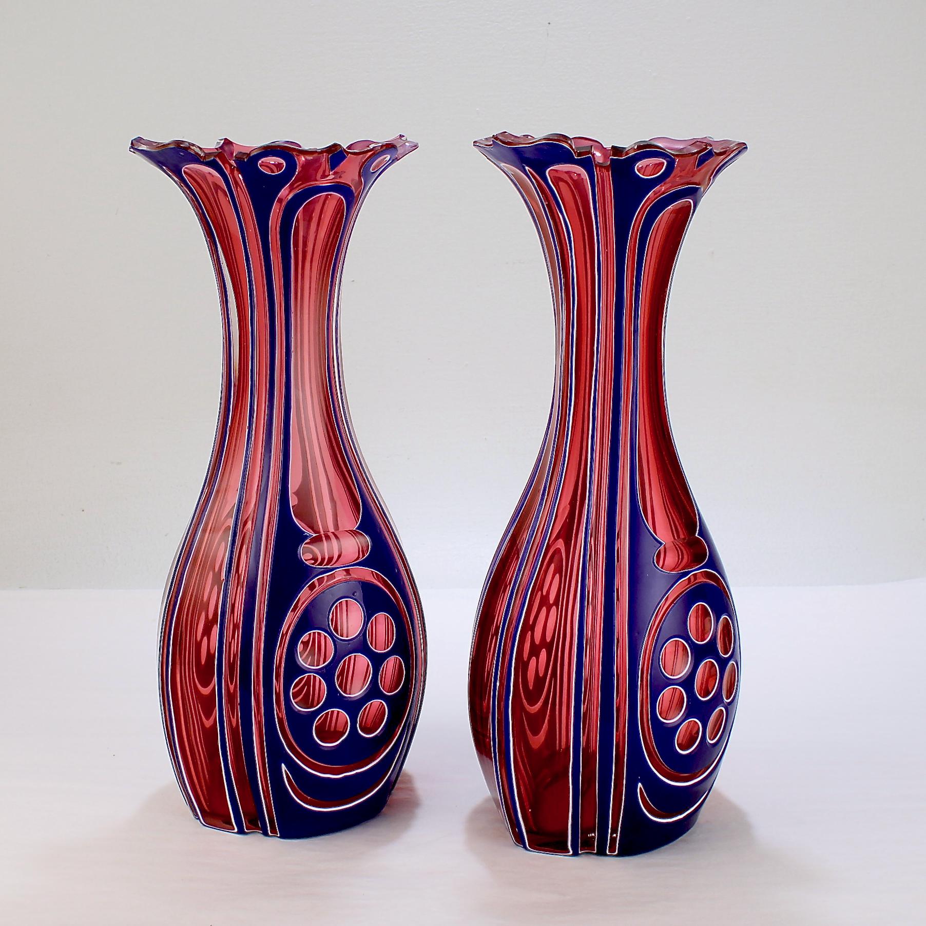 2 antike Vasen aus böhmischem geschliffenem Glas mit dreifarbigem blauem, weißem und Preiselbeerfarbenem Überzug (Geschliffenes Glas) im Angebot