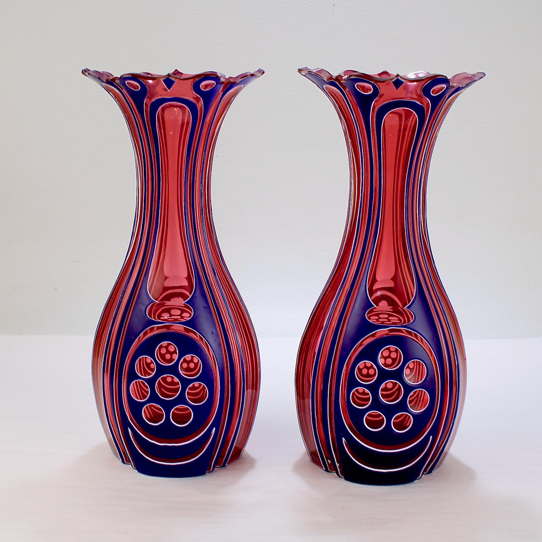 2 antike Vasen aus böhmischem geschliffenem Glas mit dreifarbigem blauem, weißem und Preiselbeerfarbenem Überzug im Angebot 1