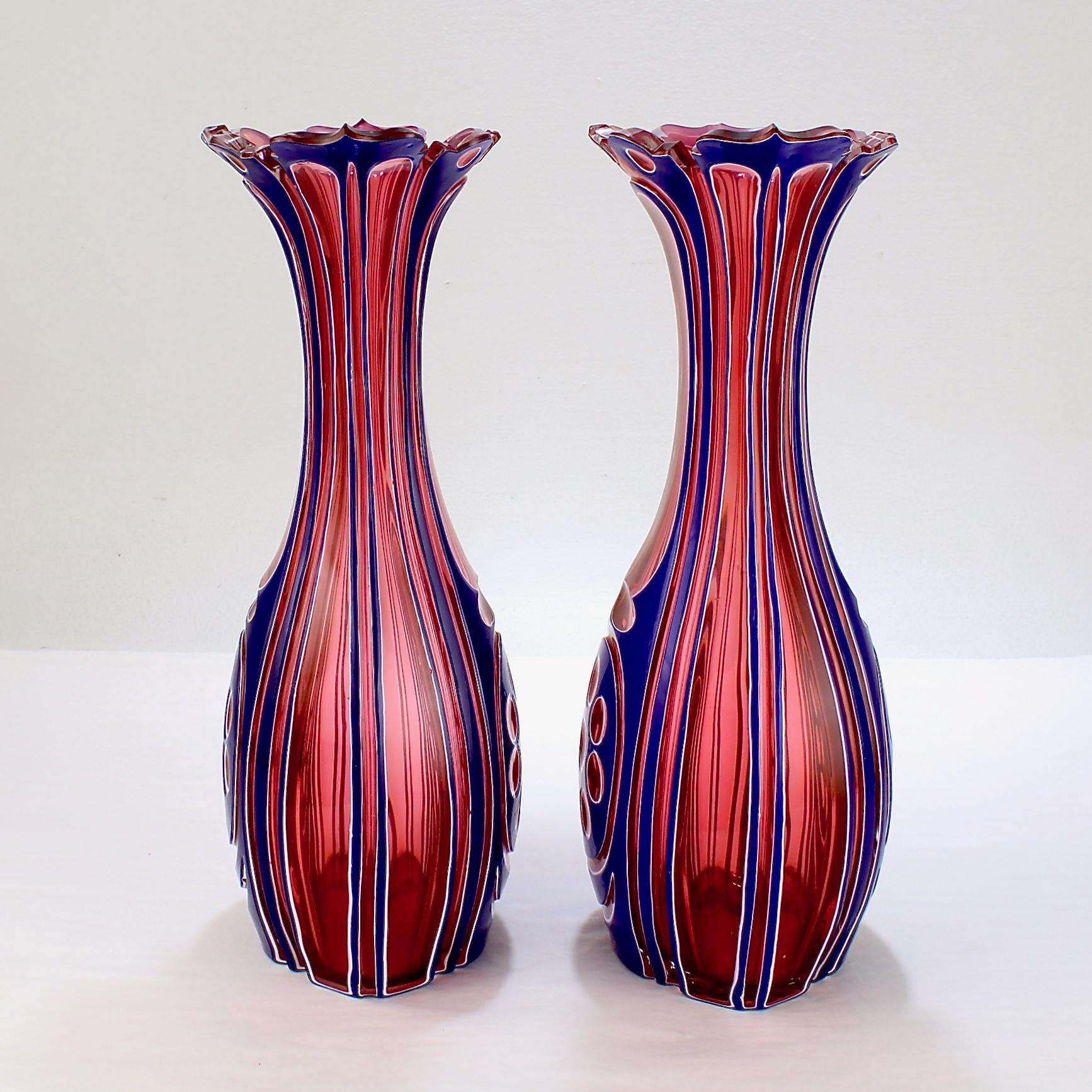 2 antike Vasen aus böhmischem geschliffenem Glas mit dreifarbigem blauem, weißem und Preiselbeerfarbenem Überzug im Angebot 2