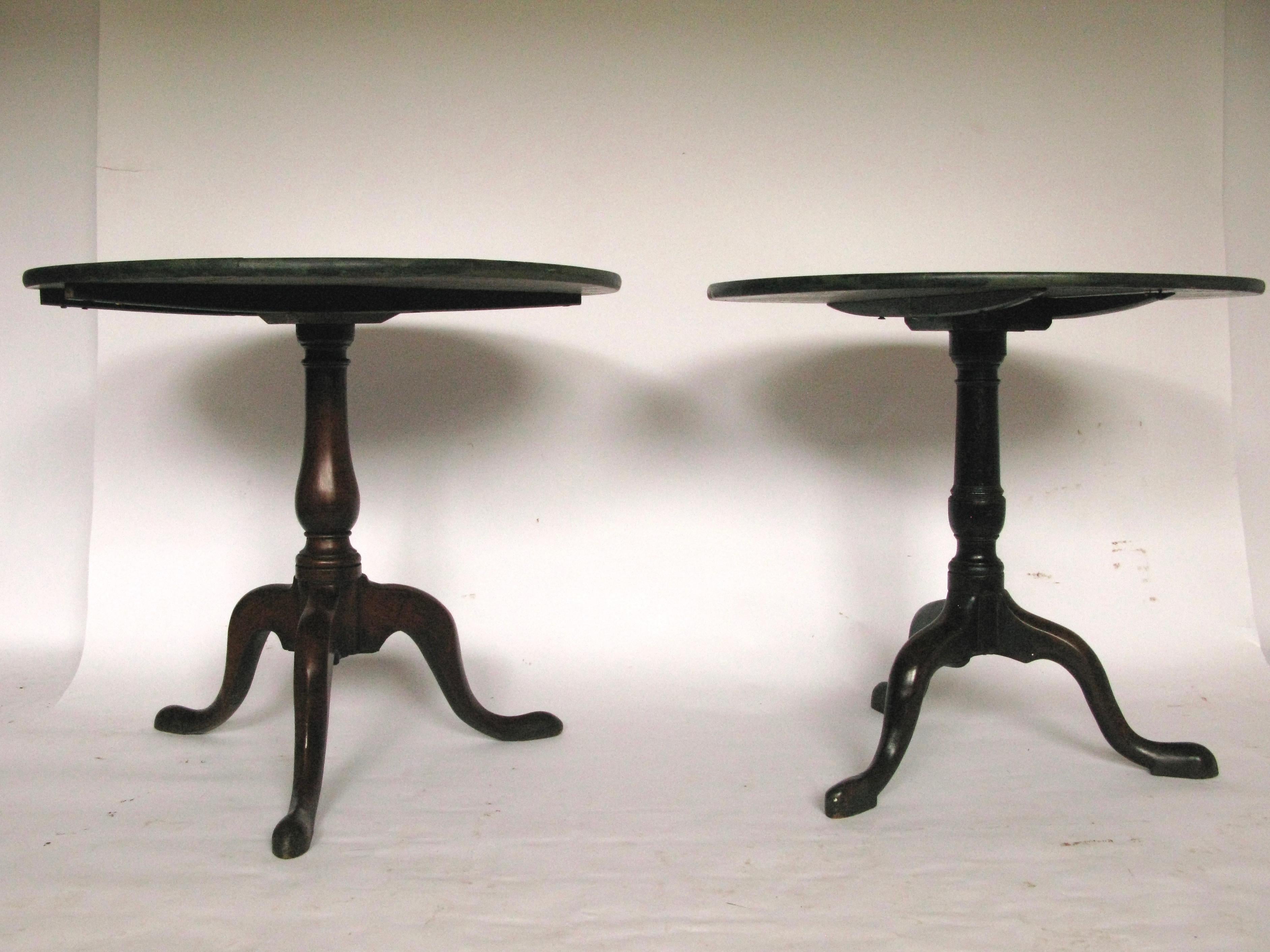 Lovely pair of antique tridpod tables, one has a lighter mahogany foot then the other one.
Painted on top in decorative technique, something different but unique!
Origin England, mahogany, mid-19th century and later, Victorian tables.
Sofa