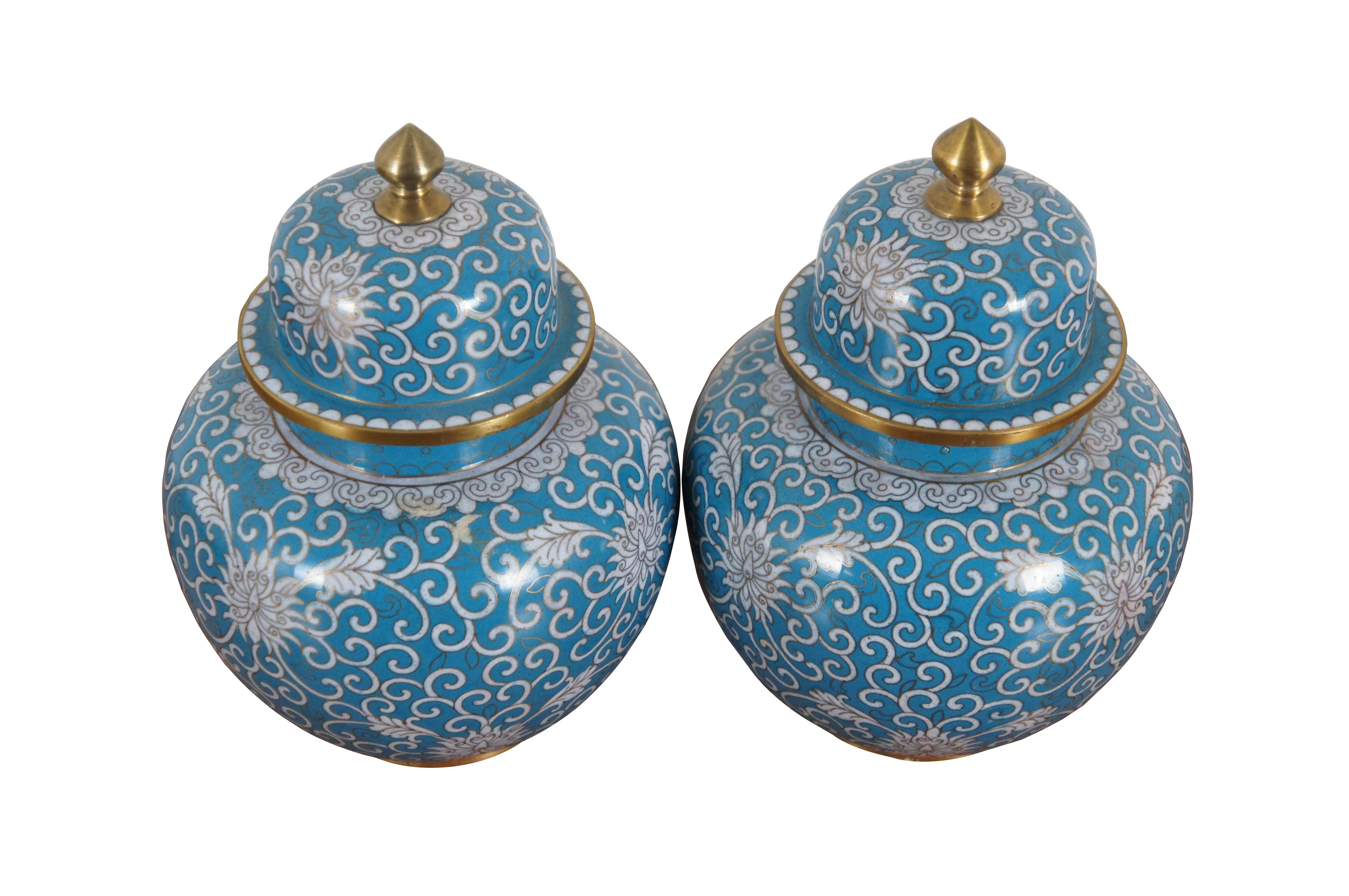 Paire de pots à gingembre anciens en cloisonné avec couvercles présentant un motif de chrysanthèmes et de vrilles tourbillonnantes en blanc sur fond bleu turquoise. Fabriqué en Chine, vers 1890-1910

Dimensions :
5,5