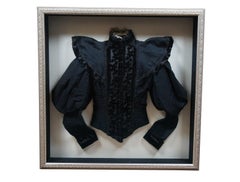 2 Antichi Shadowbox vittoriani in velluto nero e pizzo con corpetto e camicie a vita alta da 30 pollici