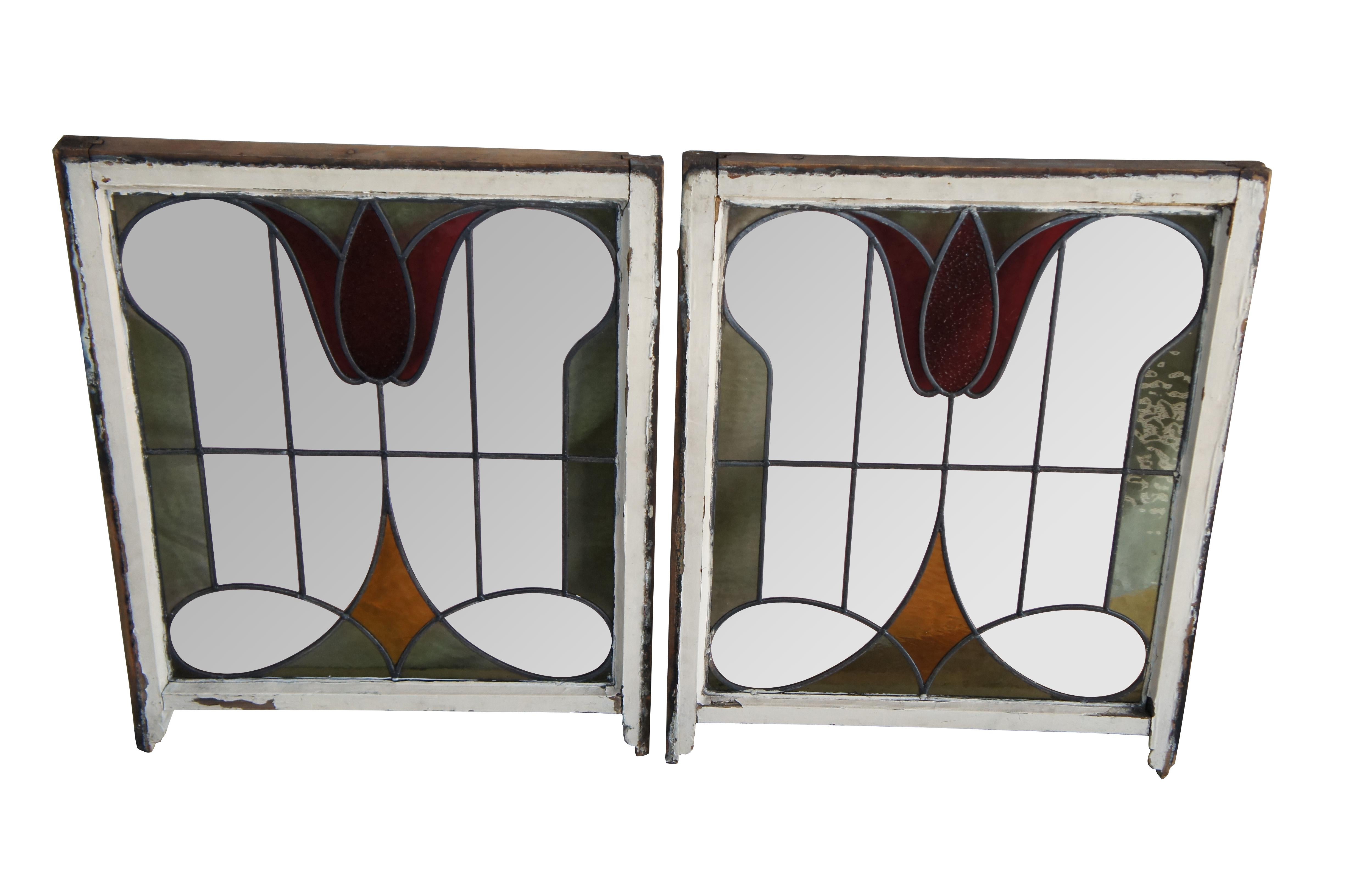 Pareja de vidrieras antiguas Victorianas / Art Nouveau del siglo XIX enmarcadas.  Presenta colores verde, rosa, rojo y ámbar en un marco blanco.  Originalmente se utilizaban como ventanas correderas.

Dimensiones:
25.5