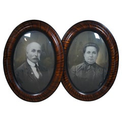 2 Portraits en verre convexe avec cadre ovale victorien antique en bois de tigre Chicago 25 po.
