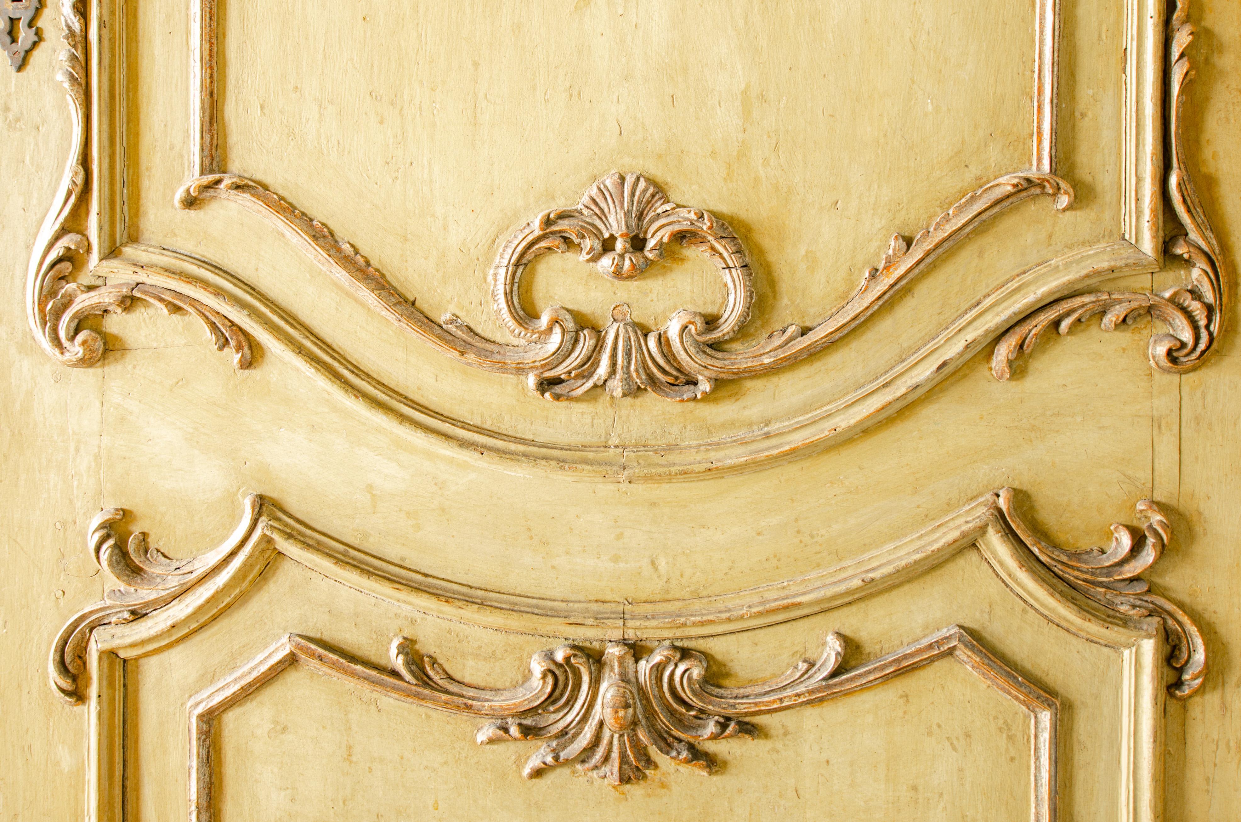 2 Antiques Baroque Doors Lacquered Yellow and Gilded, Mirror Updoor, 1700 Italy For Sale 6