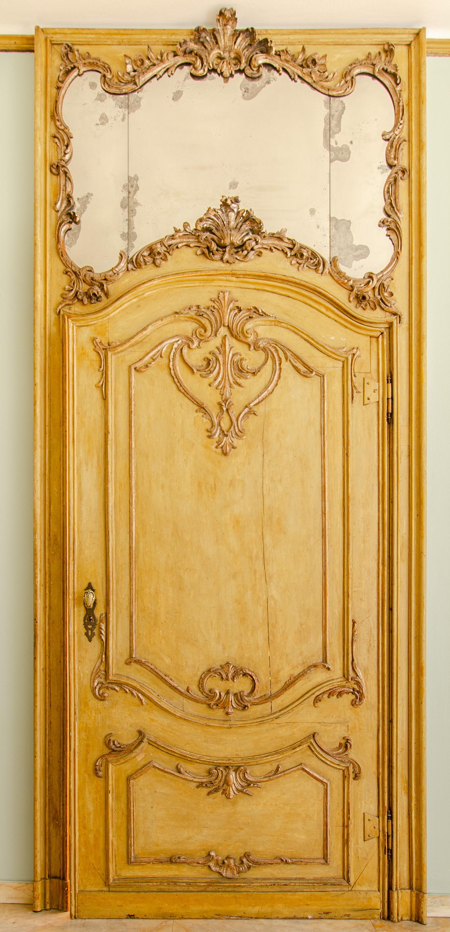 aus einer großen Villa in Mailand stammen 2 alte originale Barocktüren, die von Hand gelb lackiert und blattvergoldet wurden, eine wichtige Tür mit einem durchbrochenen Spiegel, die zu Beginn des 18. Sie werden Ihrem Interieur mit Sicherheit Luxus