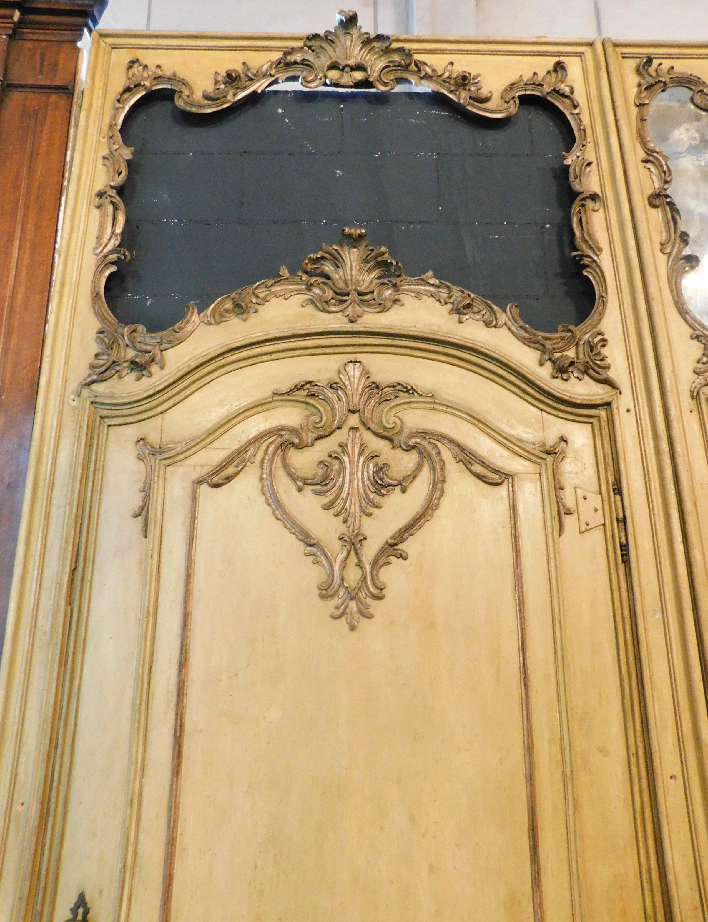 2 Antiques Baroque Doors Lacquered Yellow and Gilded, Mirror Updoor, 1700 Italy For Sale 3