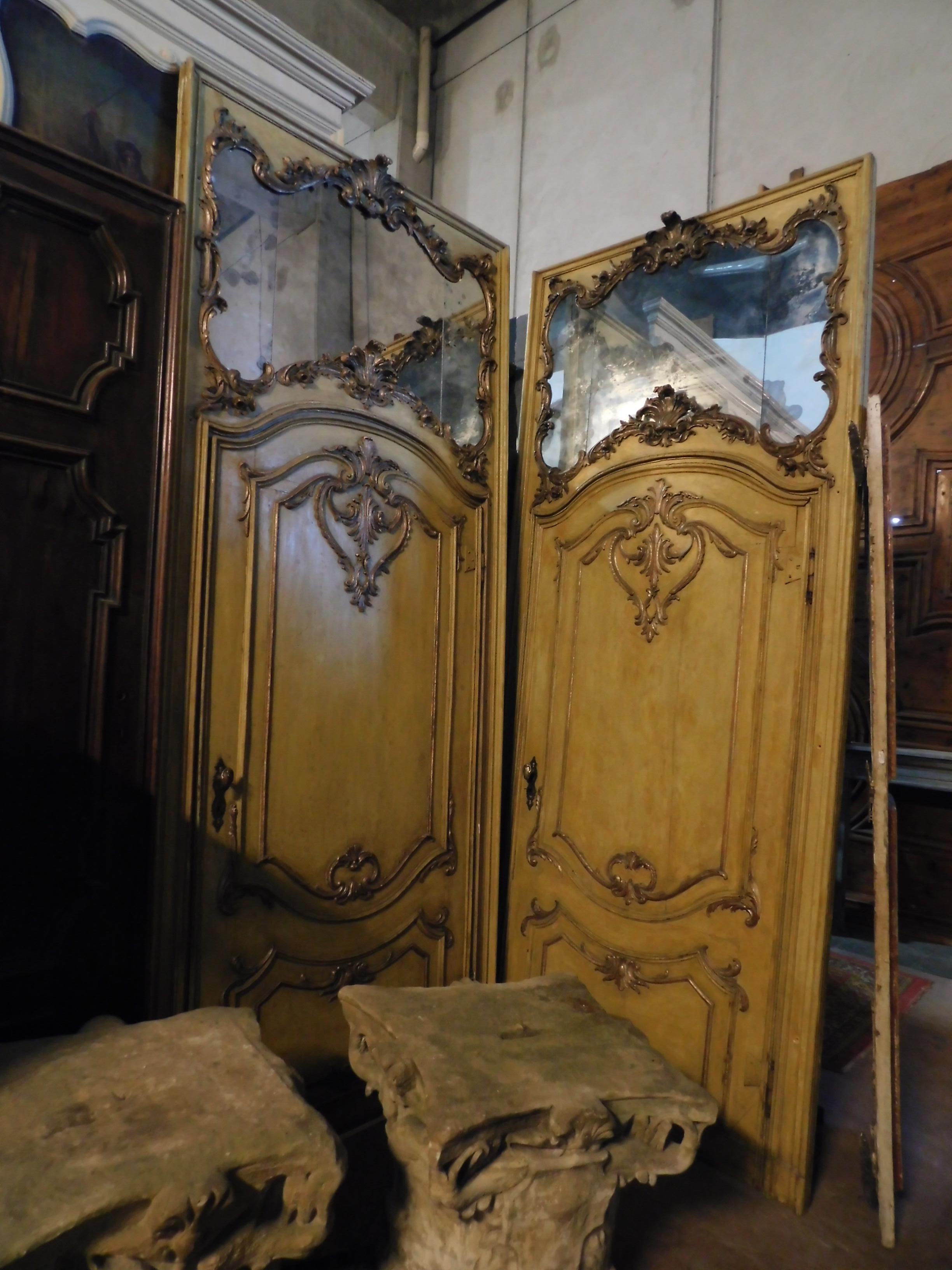 2 Antiques Baroque Doors Lacquered Yellow and Gilded, Mirror Updoor, 1700 Italy For Sale 4