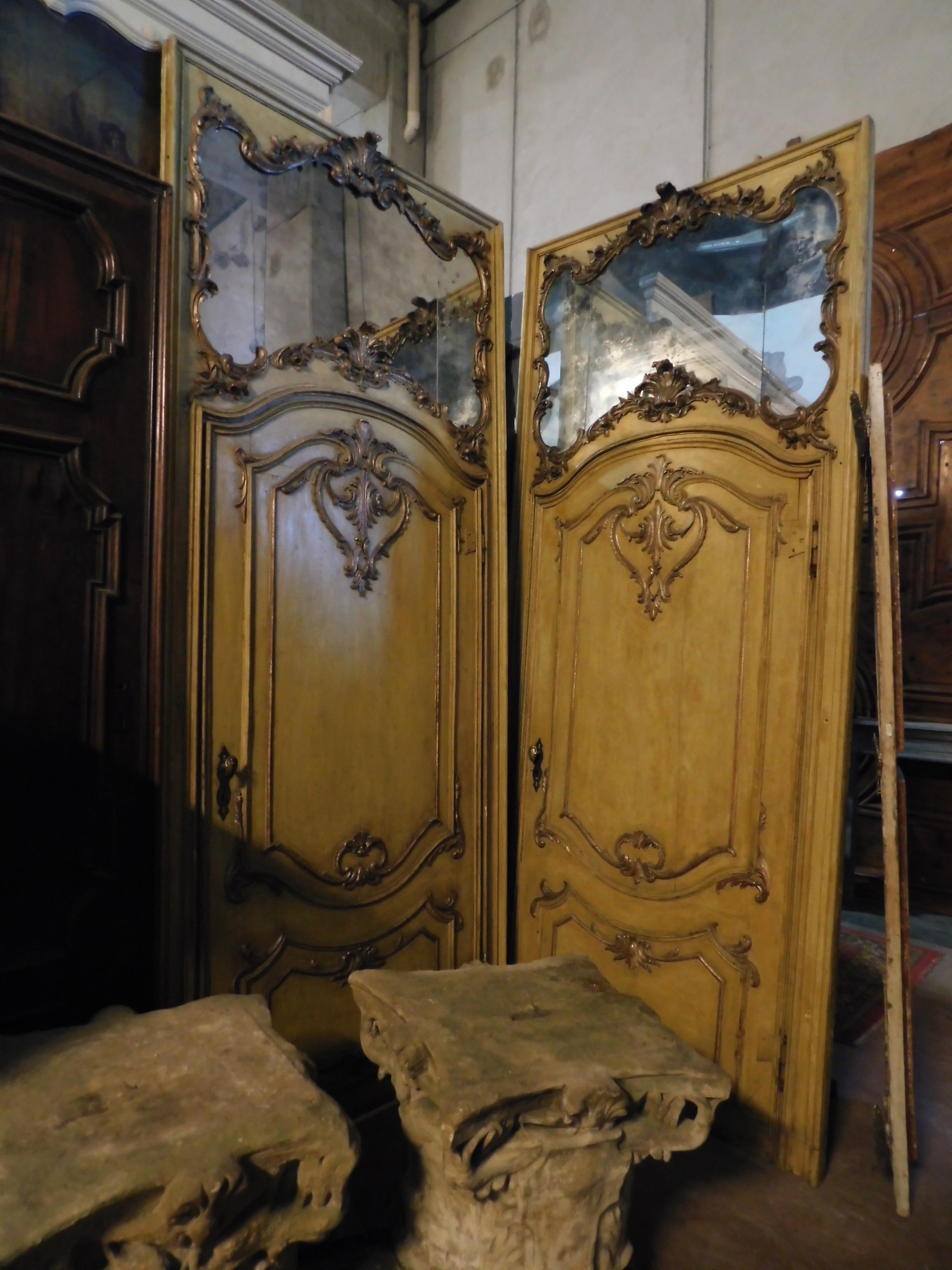 2 Antiques Baroque Doors Lacquered Yellow and Gilded, Mirror Updoor, 1700 Italy For Sale 5