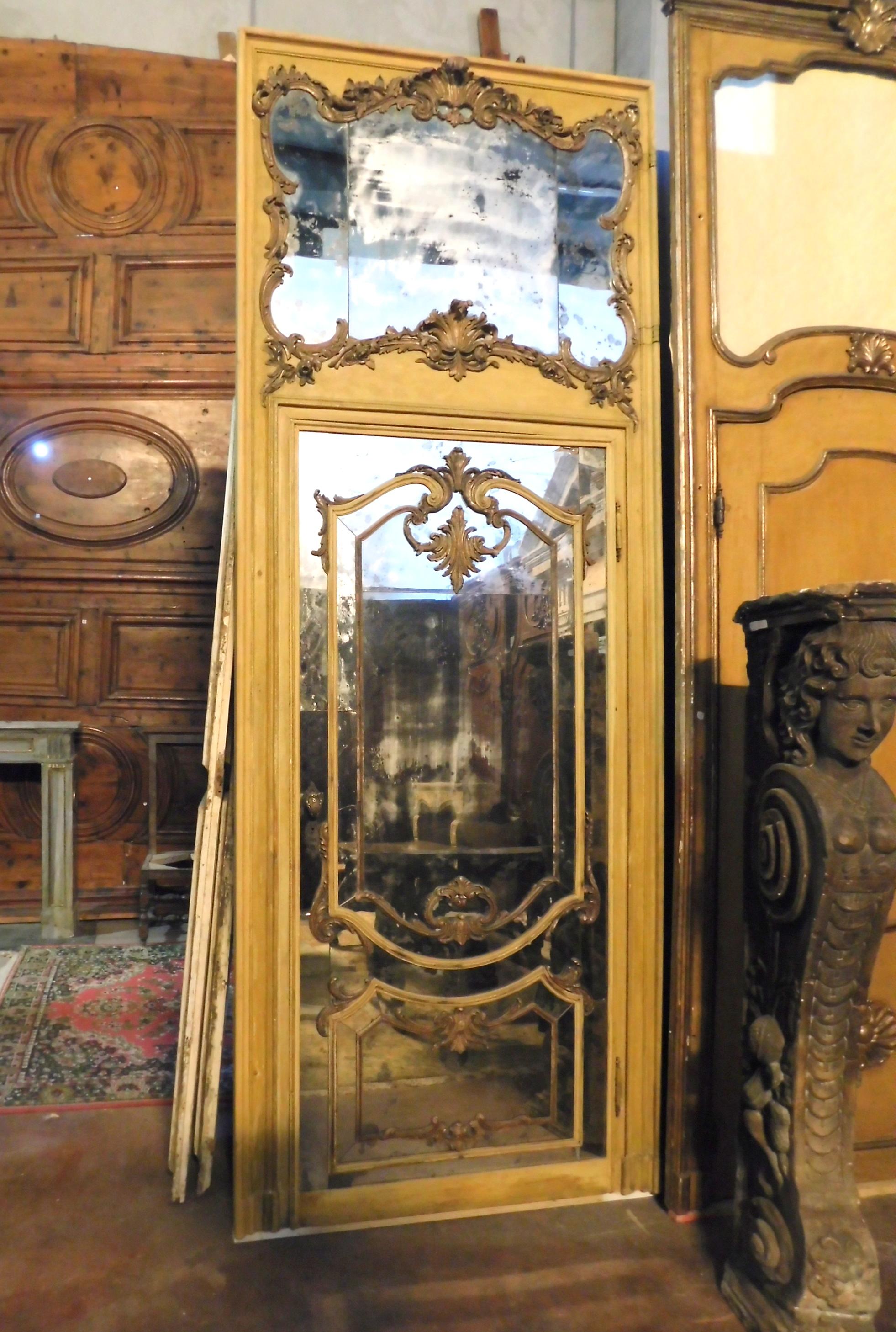 2 ancient original Baroque doors hand-lacquered gilded with leaf, an important door with a chopped mirror, built at the beginning of the 18th century by an Italian artist, come from a large villa in Milan. They will surely give luxury and great