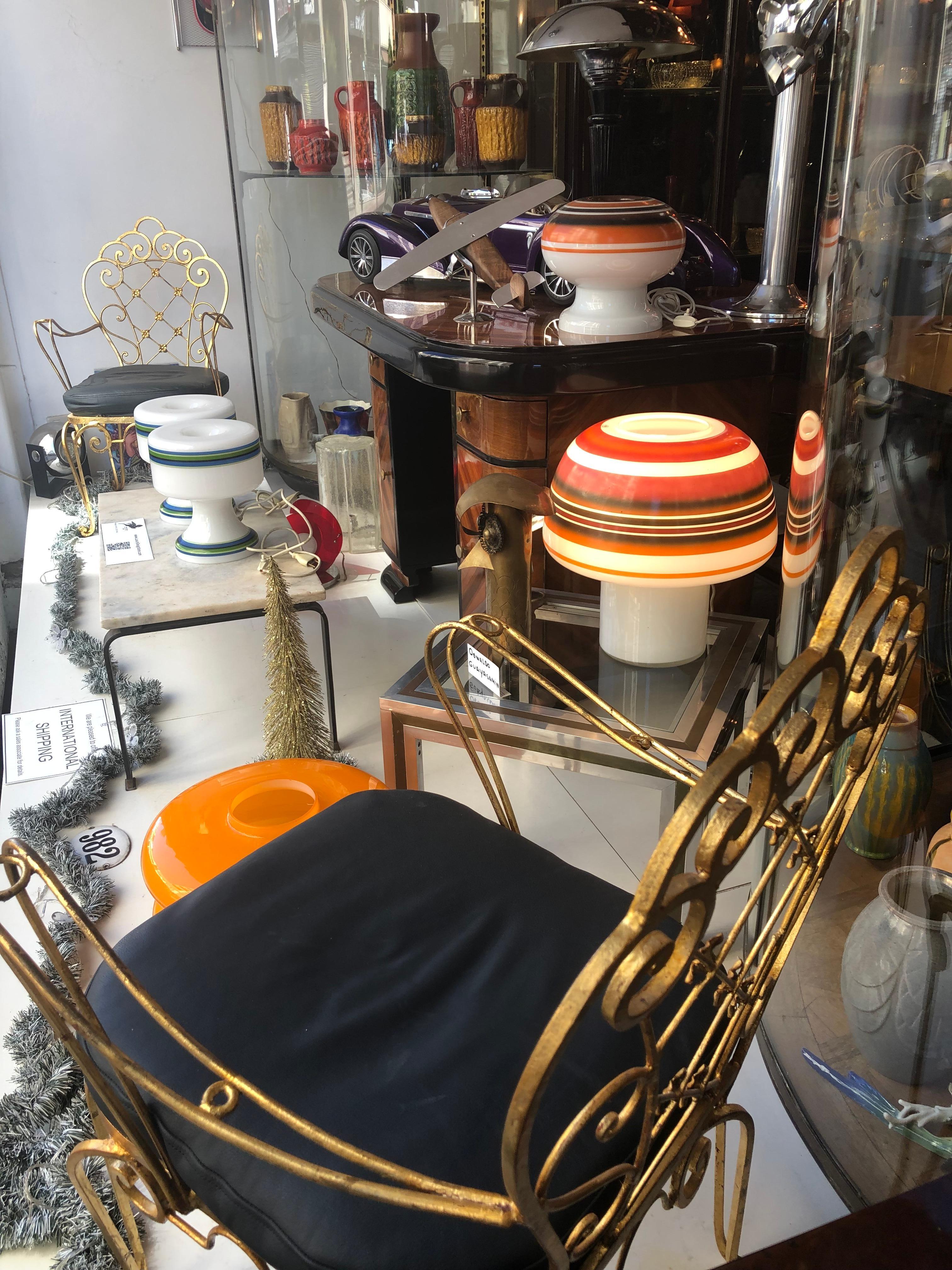 2 Poltrone
Ferro su foglia d'oro
Dal 1982 siamo specializzati nella vendita di oggetti in stile Art Déco, Art Nouveau e Vintage. Per qualsiasi domanda siamo a vostra disposizione.
Premendo il pulsante 