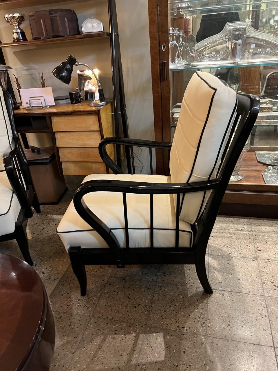 2 fauteuils en cuir attribués à Paolo Buffa en vente 3