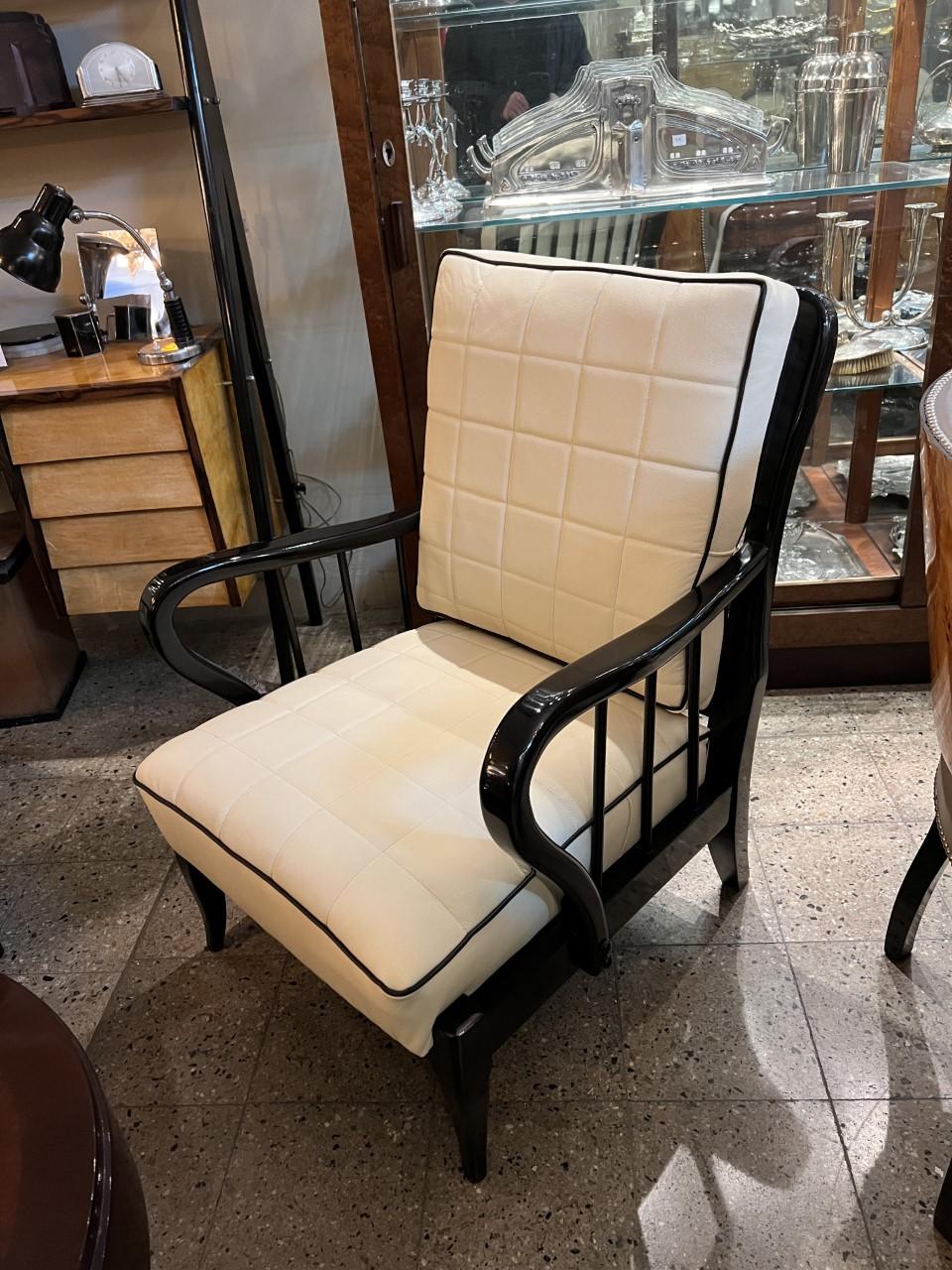 2 fauteuils en cuir attribués à Paolo Buffa en vente 1