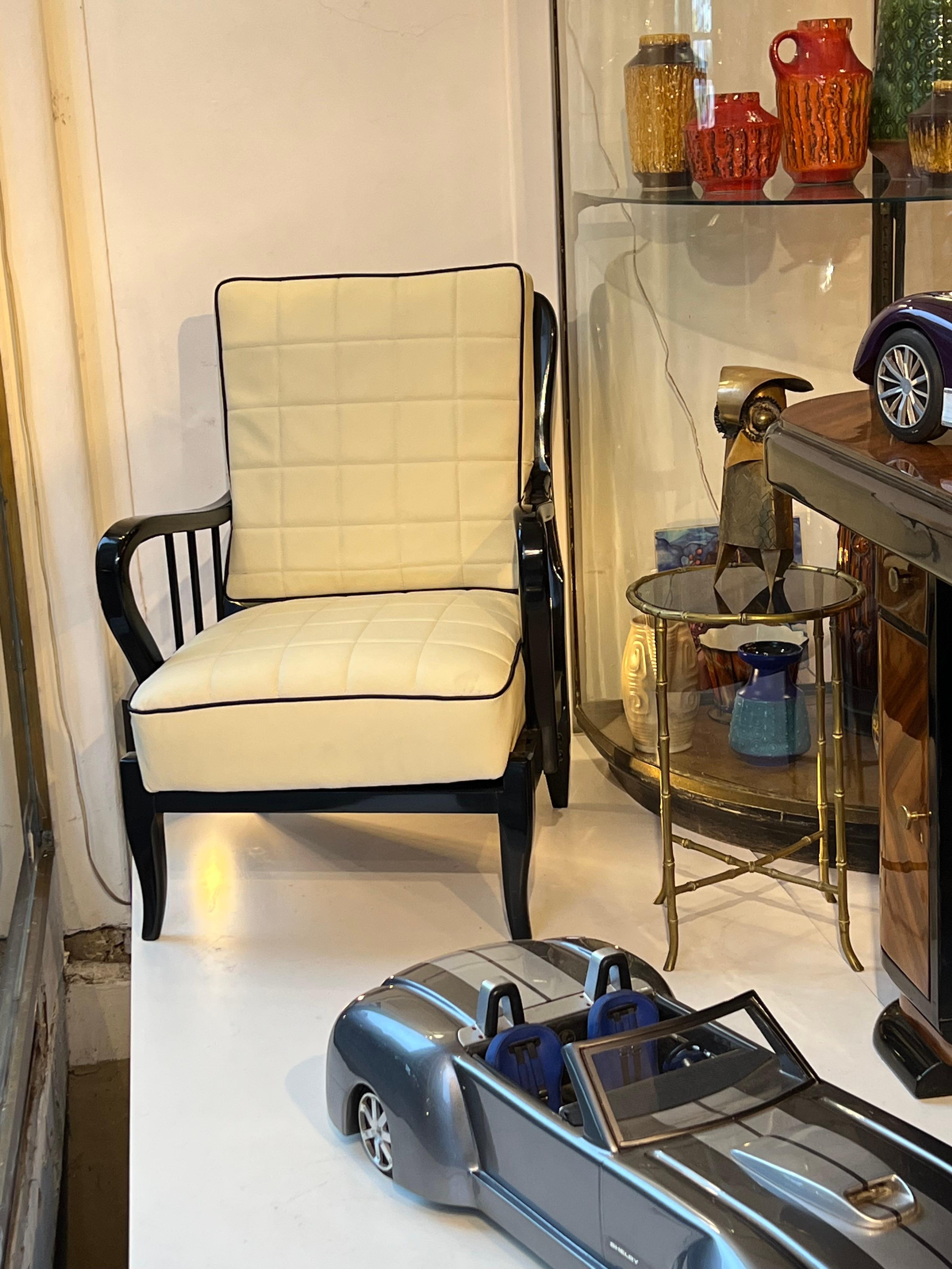 italien 2 fauteuils en cuir attribués à Paolo Buffa en vente