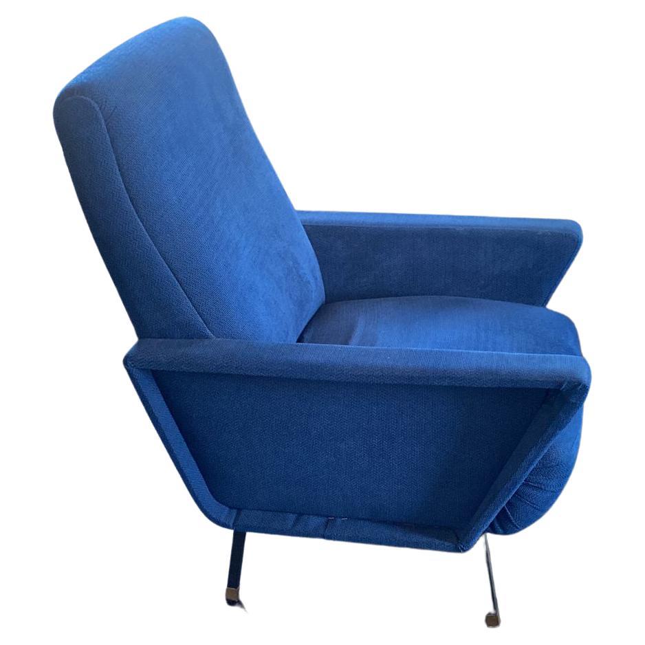 2 Fauteuils Isa Bergamo Italie 1960s, En velours Blu, pieds en métal. Style italien moderne du milieu du siècle, très cool. 