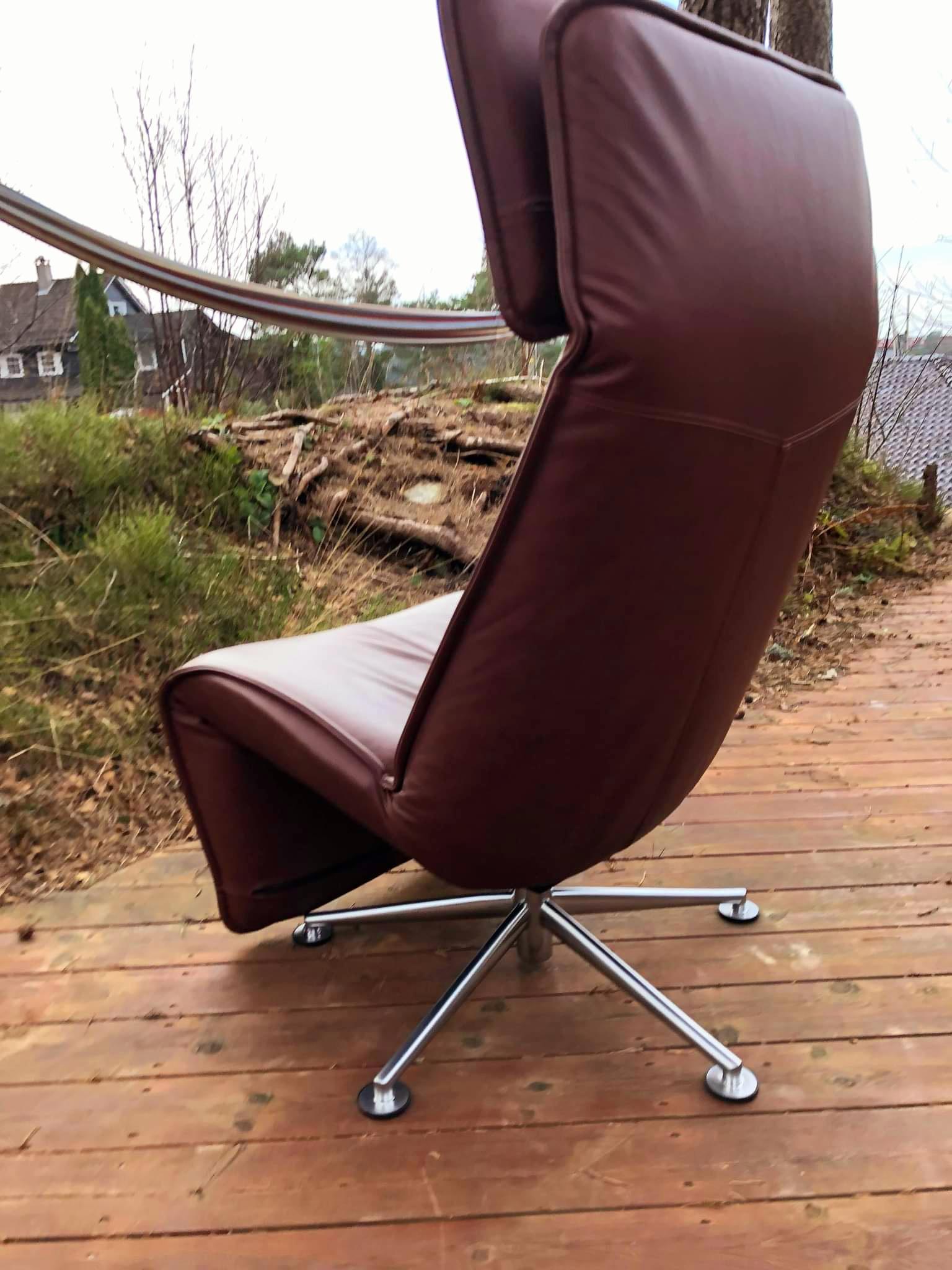 2 Sessel in whiskybraunem Leder auf Aluminiumgestell.
Die Stühle verfügen über zahlreiche Einstellmöglichkeiten, wie z. B. eine Rückenlehne, eine Nackenlehne und ein verstellbares Nackenkissen.
Kann sich um 360 Grad drehen, so dass man sich wie auf