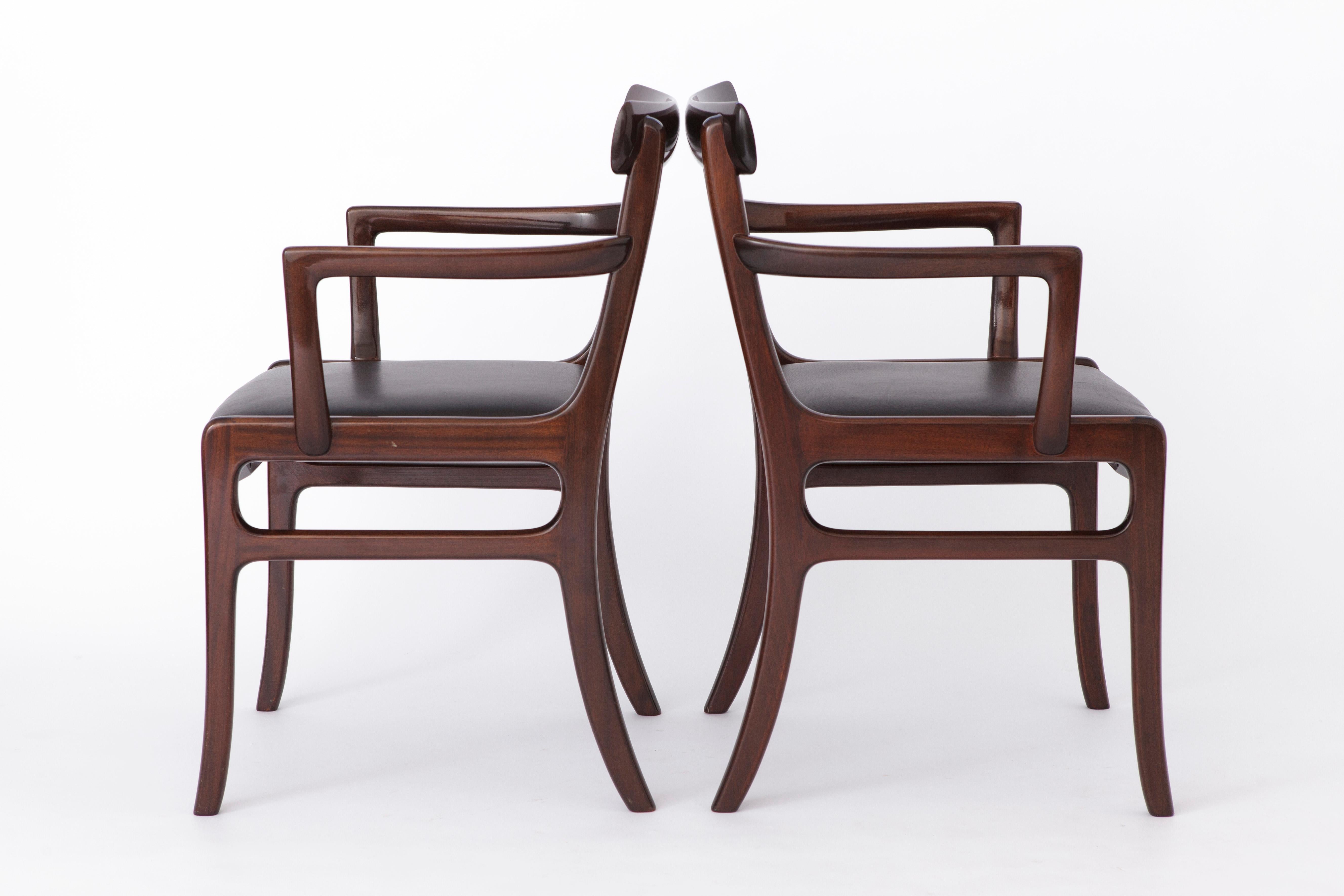 2 Sessel des dänischen Designers Ole Wanscher. 
Modell Rungstedlund. Produktionszeitraum 1950er-1960er Jahre. 
Der angezeigte Preis gilt für beide Stühle. 

Sehr guter Zustand. Stabile Magodany-Stuhlrahmen. 
Original schwarze Ledersitzbezüge. 
Marke