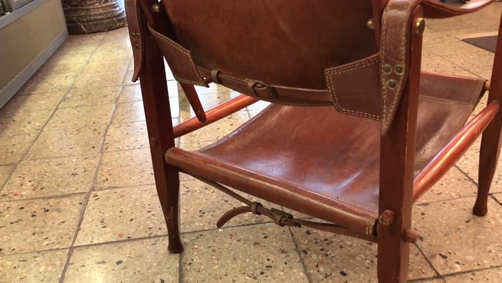 2 Lounge chairs

year: 1960 
Material: Leather and wood




Why are there so many antiques in Argentina?
In the 1880 – 1940 there was a grate wave of immigration encouraged by the periods of war that were taking place.
1st World War took