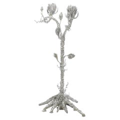 Candelabro de resina y metal cromado de 2 brazos Earth Monsters by Roham Shamekh