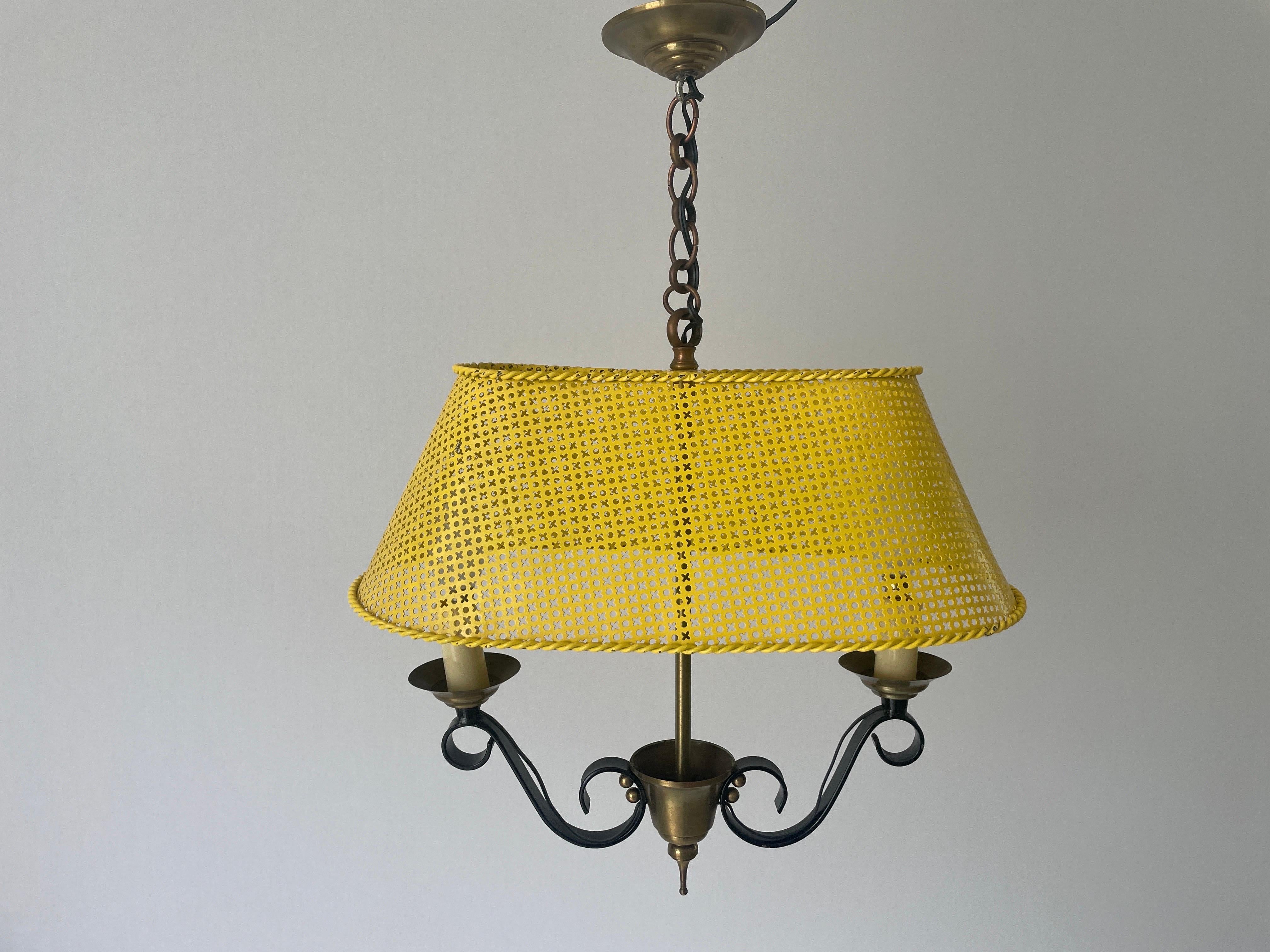 Lampada da soffitto francese a 2 bracci con grande paralume giallo, anni '50, Francia

Questa lampada funziona con 2x lampadine E14. Max 100W
Cablato e adatto all'uso con 220V e 110V per tutti i paesi.

Misure: 
Altezza: 54 cm
Altezza, larghezza e