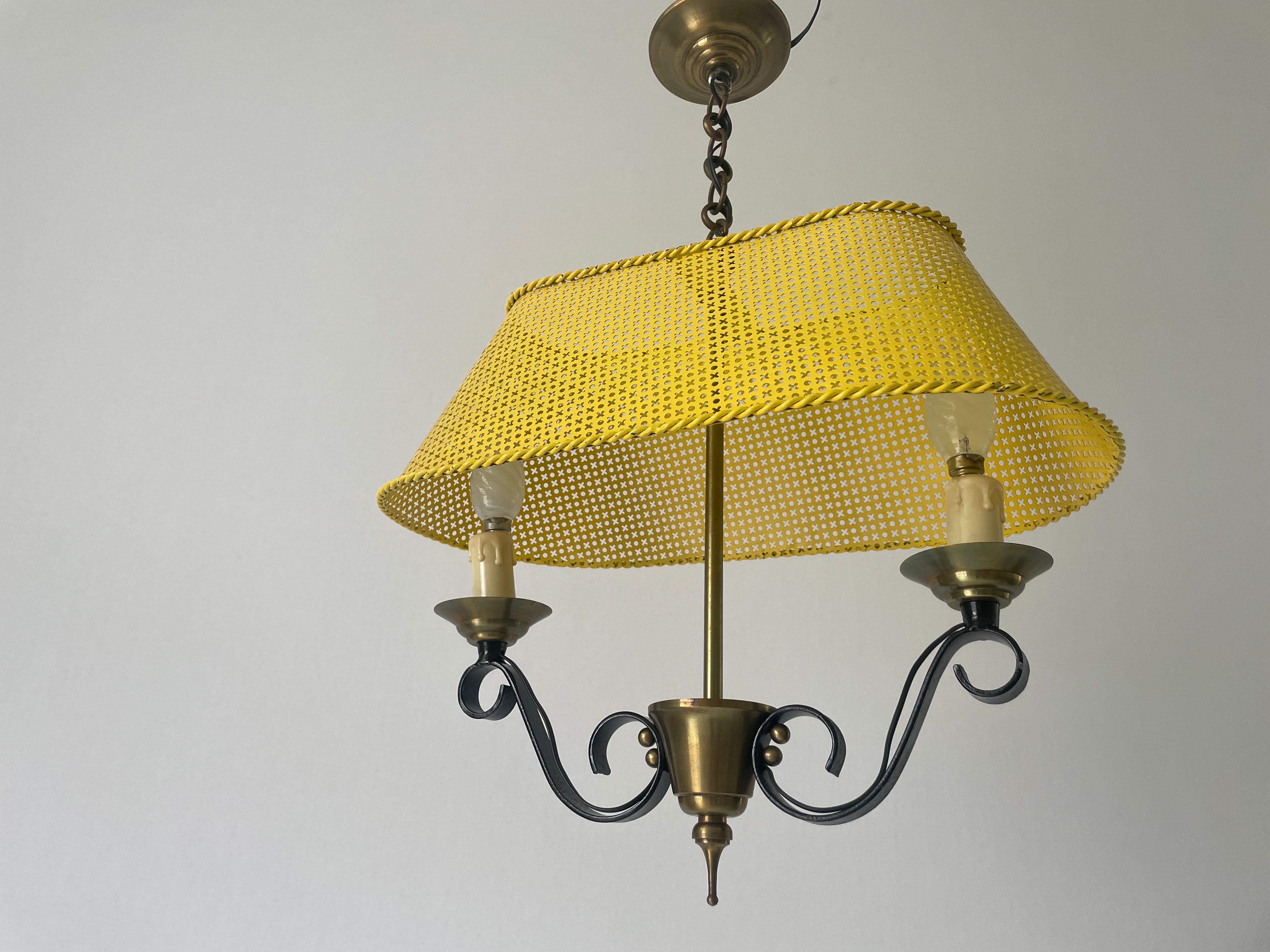Lampada da soffitto francese a 2 bracci con grande paralume giallo, anni '50, Francia In condizioni ottime in vendita a Hagenbach, DE