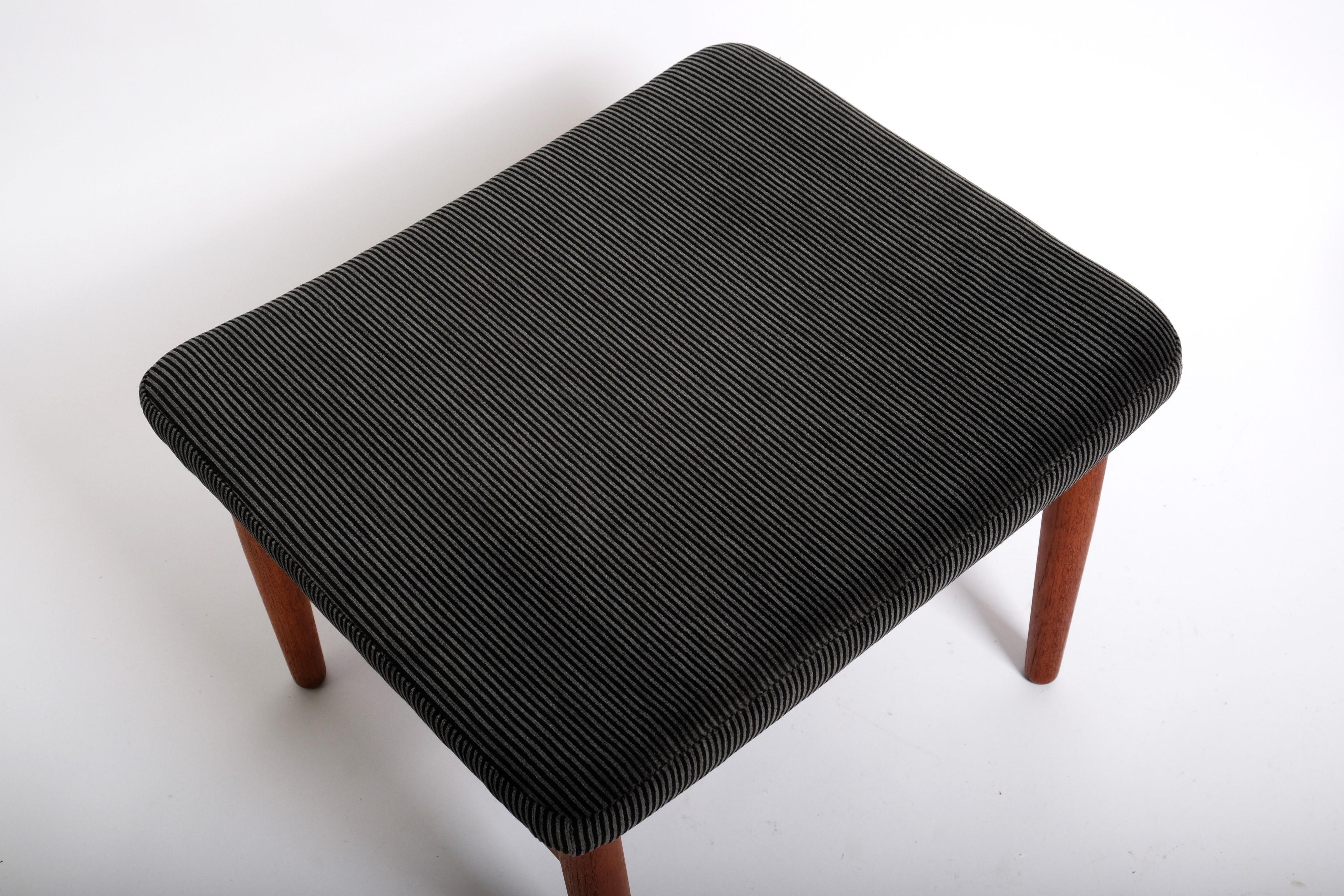 Two Mid-Century Stools by Arne Vodder FD164 Ottomans France & Son, Denmark 1960s For Sale 10